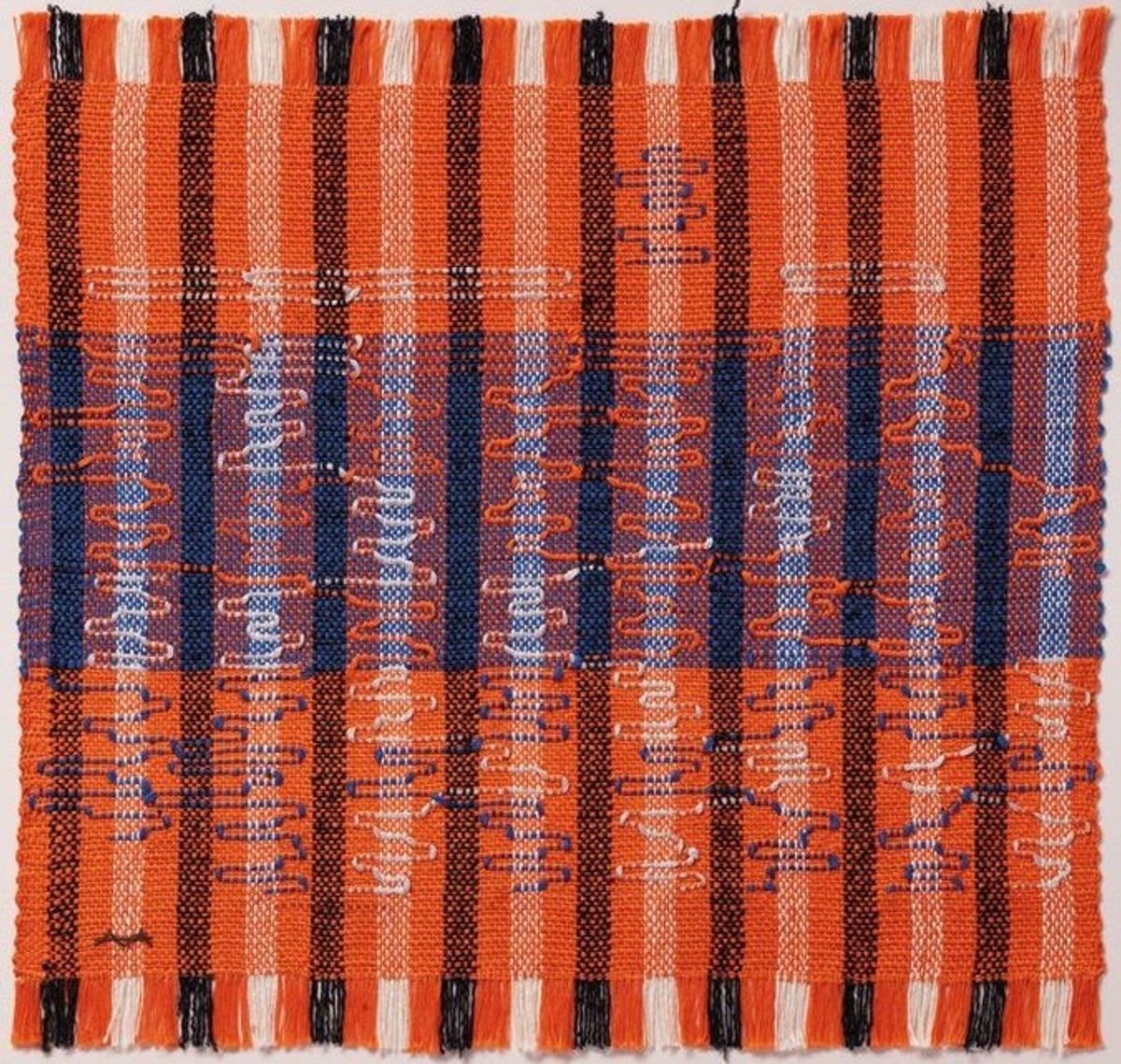 Anni Albers, Intersecting, 1962, coton et rayonne, Josef Albers Museum – Museumszentrum Quadrat, Bottrop, Allemagne. © The Josef and Anni Albers Foundation. Photo Philipp Ottendörfer