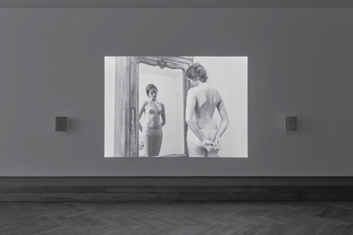 Chantal Akerman, In the Mirror (2007), installation dans l’exposition « Chantal Akerman. Travelling », Bozar, Bruxelles, 2024. 

Courtesy de la CINEMATEK et de la Fondation Chantal Akerman. Photo Julie Pollet