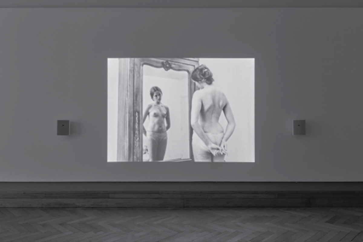 Chantal Akerman, In the Mirror (2007), installation dans l’exposition « Chantal Akerman. Travelling », Bozar, Bruxelles, 2024.
Courtesy de la CINEMATEK et de la Fondation Chantal Akerman. Photo Julie Pollet