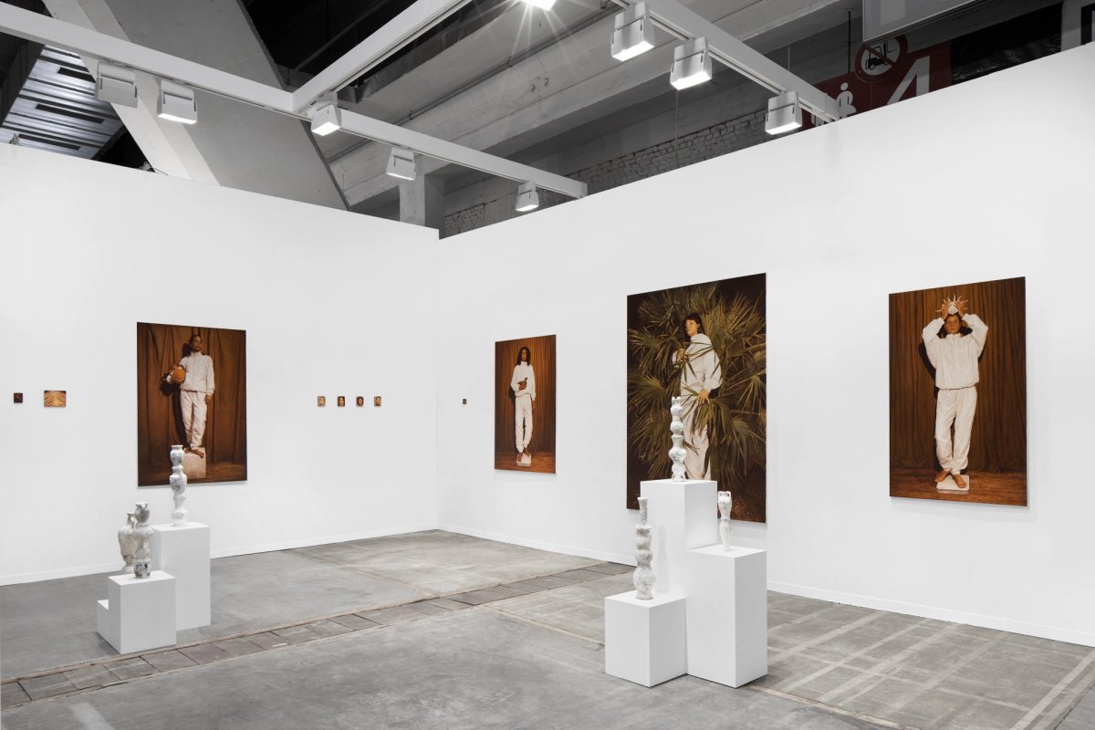 Vue du stand de la galerie Les Filles du Calvaire, installation de Jérémie Cosimi. Courtesy Les Filles du Calvaire