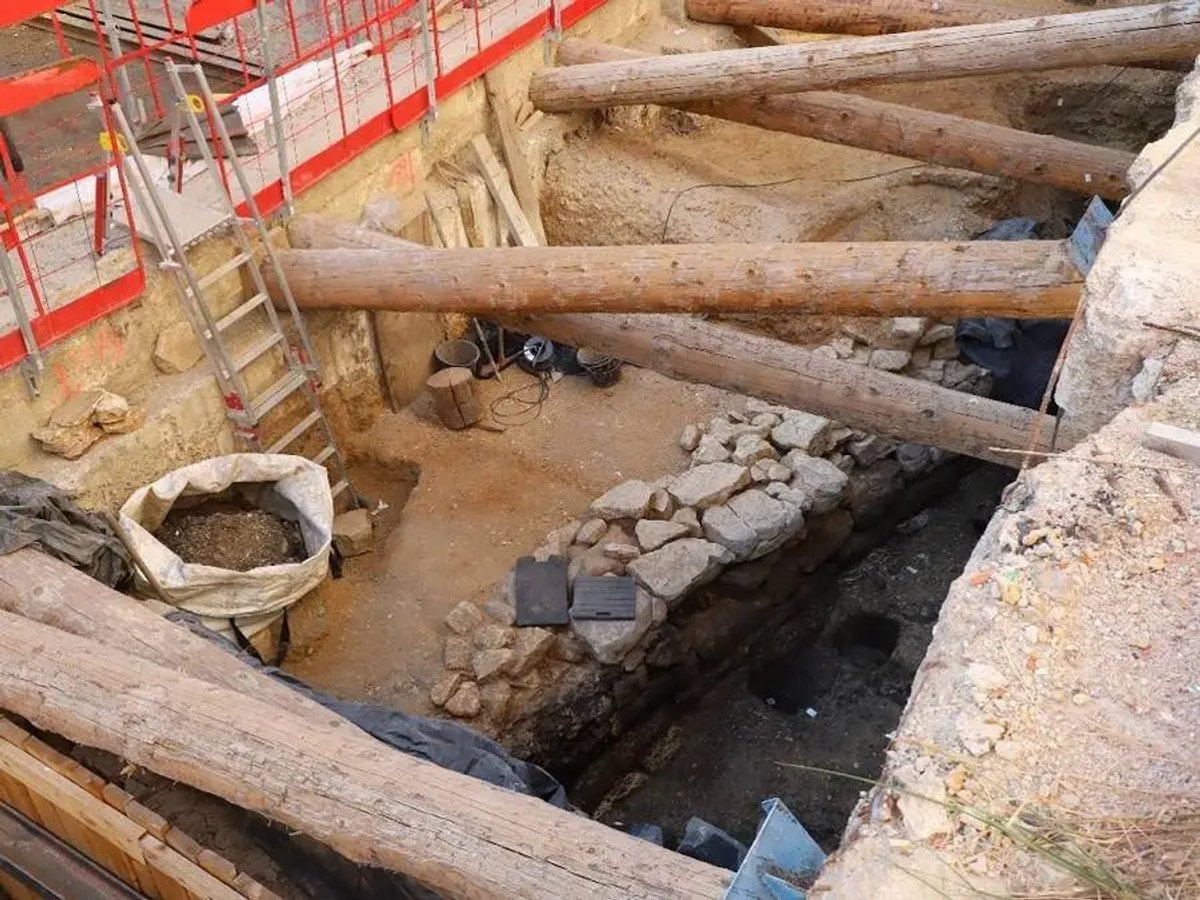 Vue de la fouille archéologique sur le site de l’Hôtel-Dieu et du possible mur d’enceinte de l’oppidum de Lutèce. © Photo Anastasia Choquet – DRAC Île-de-France