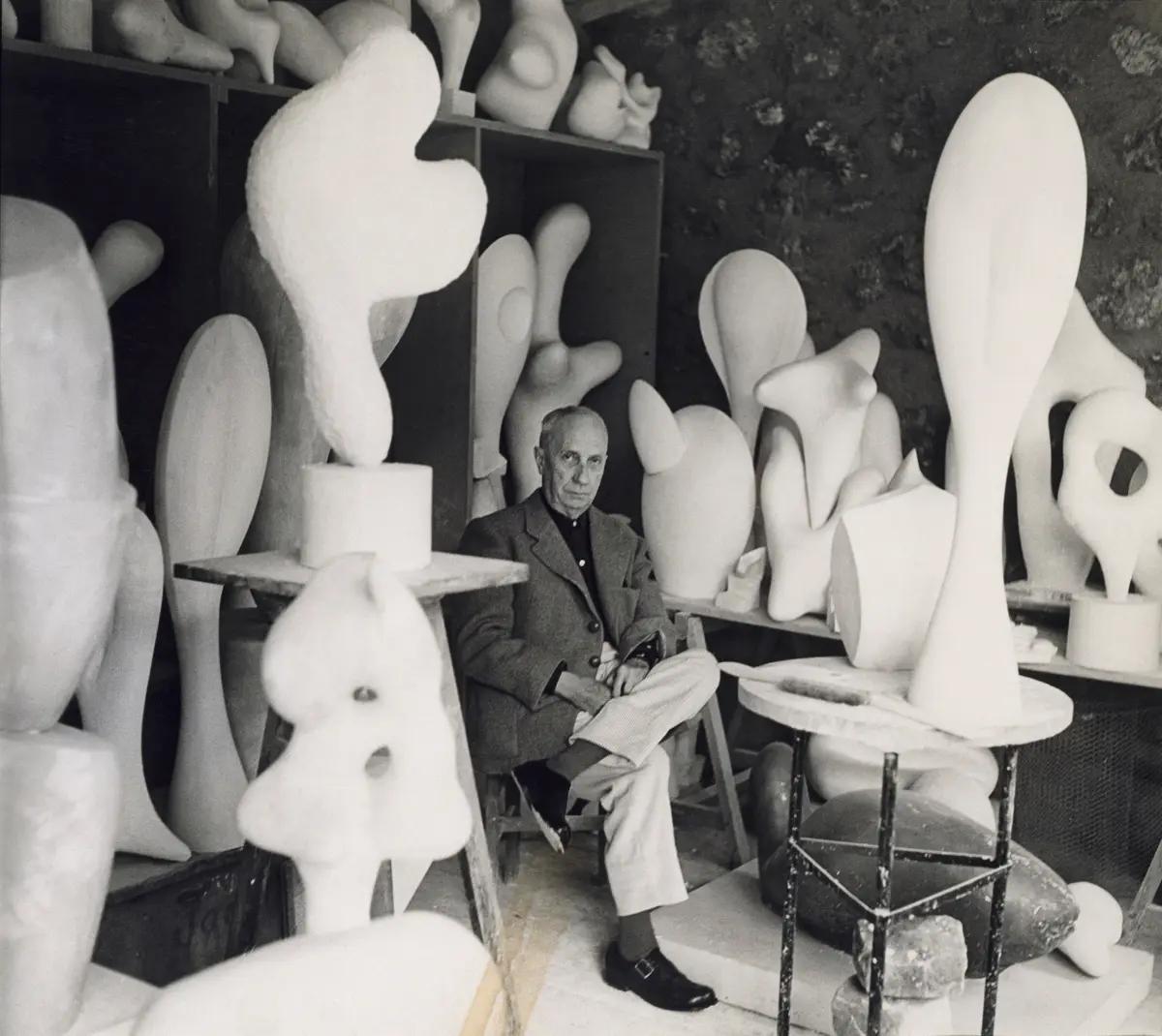 Hans/Jean Arp à Clamart, 1957. Photo : André Villiers, ArchivStiftung Arp e. V., Berlin