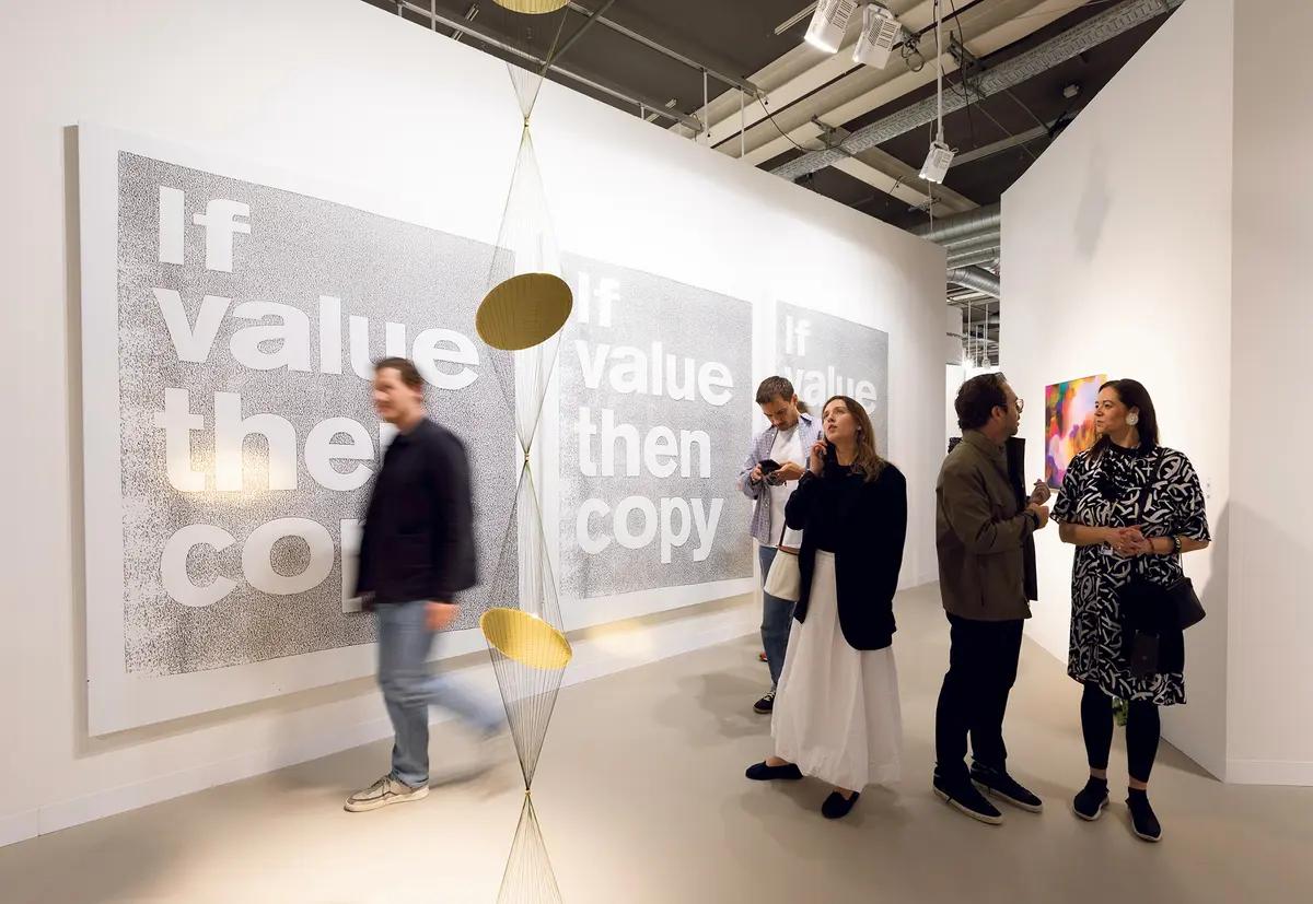 If Value Then Copy (2019) du collectif danois SUPERFLEX sur le stand de la galerie OMR de Mexico à Art Basel. David Owens