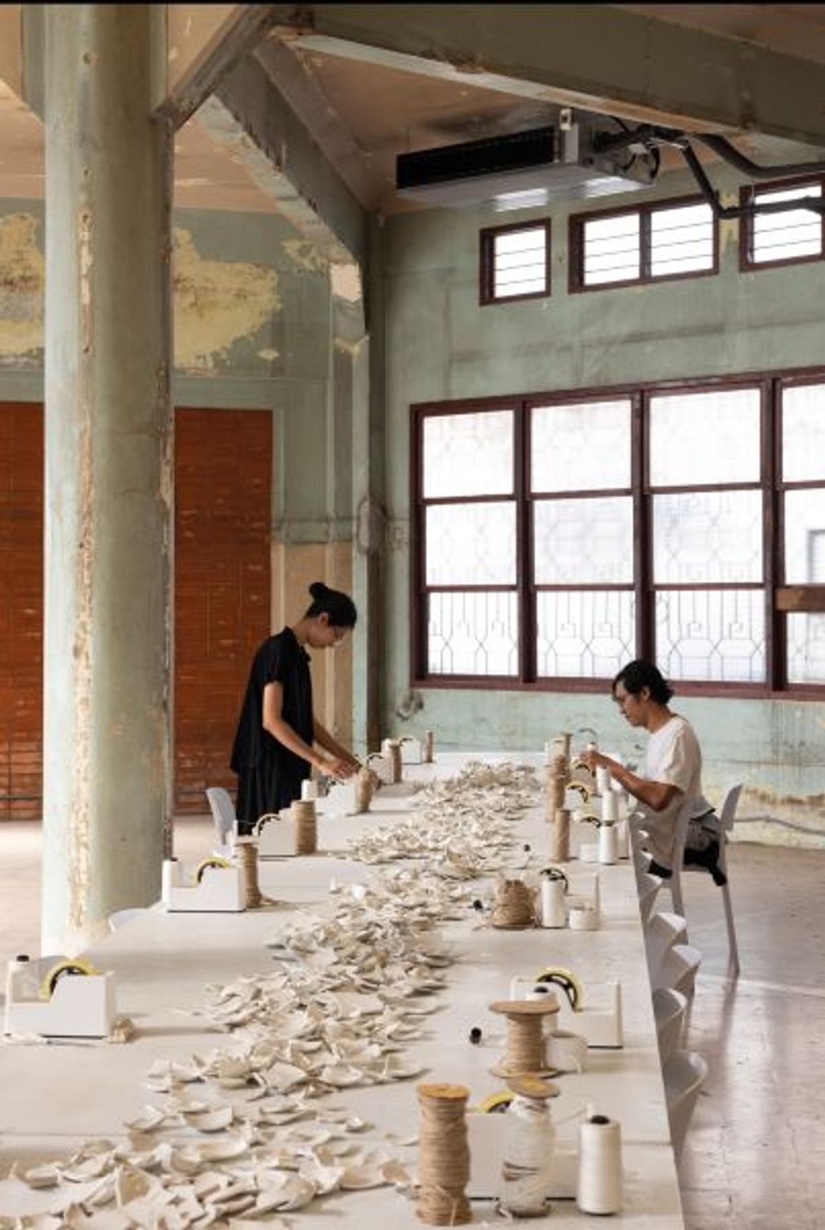 Vue de l’installation Mend Piece de Yoko Ono, 1966-2018 (version du Cap), Bangkok Kunsthalle, Thaïlande, 2024. Courtesy de A4 Arts Foundation, Le Cap, et de la Bangkok Kunsthalle. Photo Andrea Rossetti