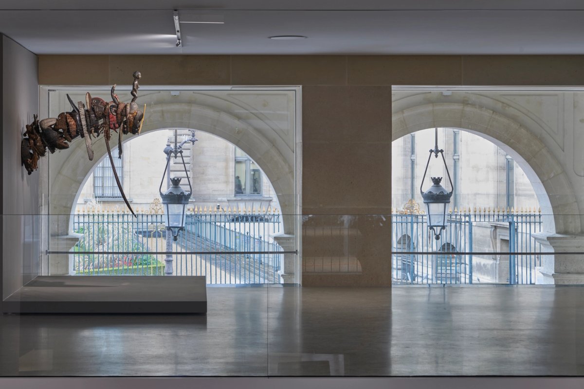David Hammons face au Louvre. Vue d’exposition. Fondation Cartier pour l’art contemporain, 2025. Photo © Marc Domage. David Hammons, Sans titre, 1997, bois, fer, corde, plastique, miroir, peinture, 143 × 40 × 127 cm. Acquisition 1999. Adagp, Paris, 2025