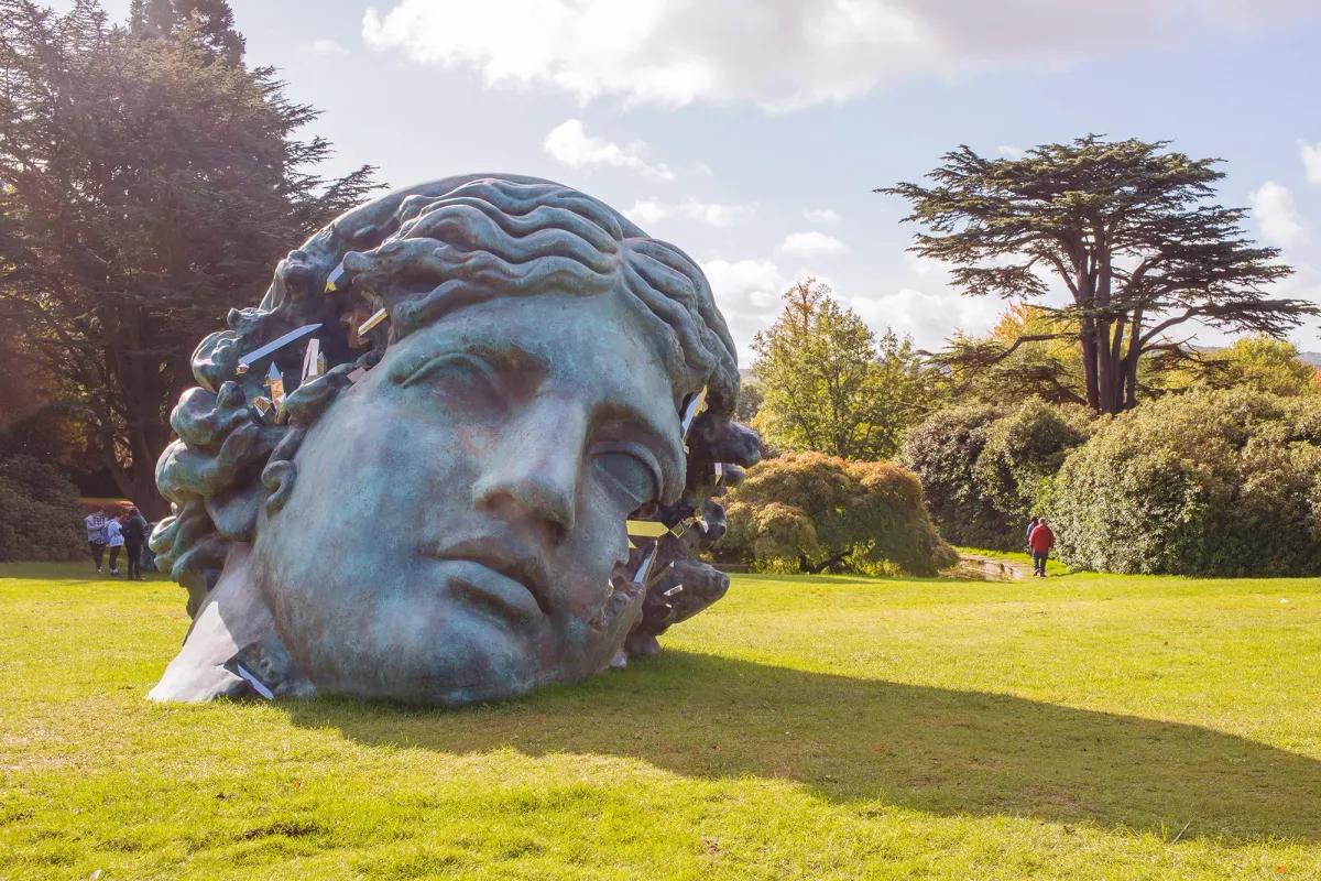 Daniel Arsham, Unearthed Bronze Eroded Melpomene (2021), au Yorkshire Sculpture Park. Photo : Anthony Devlin/Getty Images pour Daniel Arsham ; Courtesy Galerie Perrotin et Arsham Studio