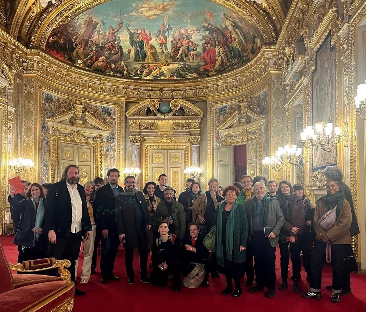 Une vingtaine d'artistes se sont rassemblés au Sénat, le 18 décembre, autour de la sénatrice écologiste Monique de Marco pour soutenir la proposition de loi. Instagram Les apparences 