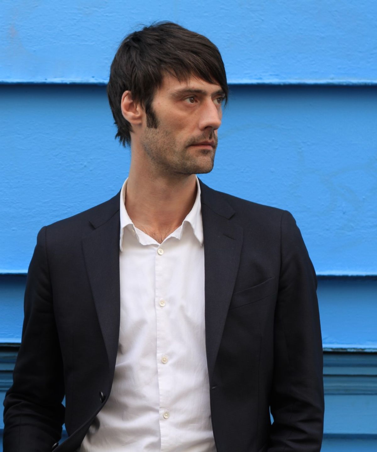 Après des études de philosophie, Bertrand Schefer consacre ses premiers travaux à la redécouverte des textes fondateurs de la Renaissance sur l’origine des arts visuels et traduit de nombreuses œuvres encore inédites du domaine italien. Écrivain, scénariste et réalisateur, il a coréalisé avec l’artiste plasticienne Valérie Mréjen une dizaine de films de différents formats. Il a été pensionnaire de la Villa Médicis, à Rome, et de la Villa Kujoyama, à Kyoto. Ses romans sont publiés aux éditions P.O.L. Son dernier livre, Disparitions, est sorti en février 2020. © Claire-Mathon