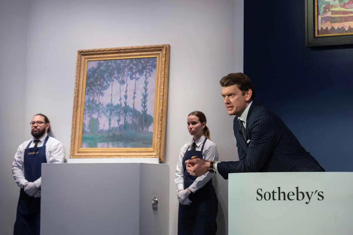 Michael Macaulay, l'auctioneer de Sotheby's lors de la vente du soir d'art moderne, le 13 novembre 2023, à New York. Courtesy de Sotheby's