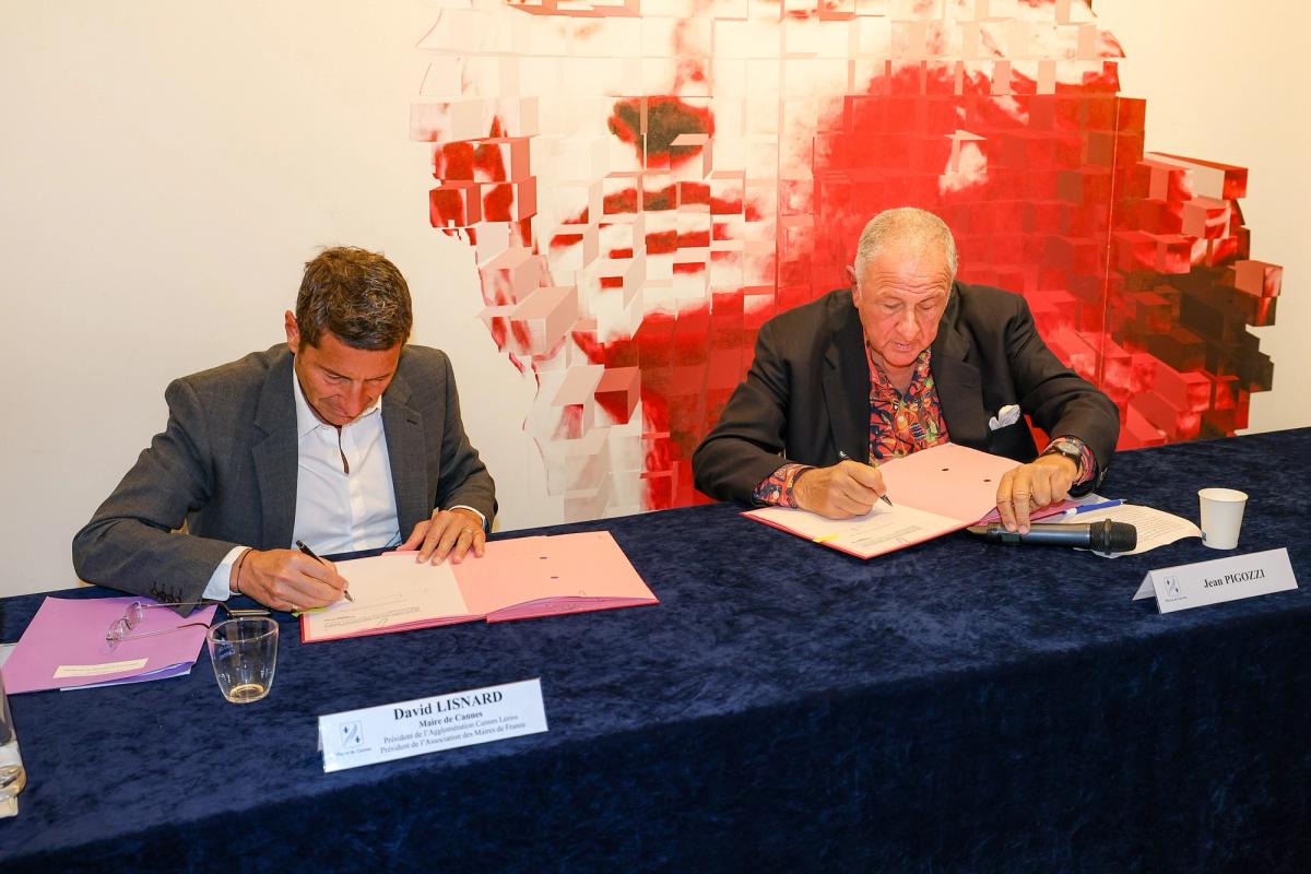 David Lisnard et Jean Pigozzi officialisent la donation le 20 septembre 2024. Photo Mairie de Cannes