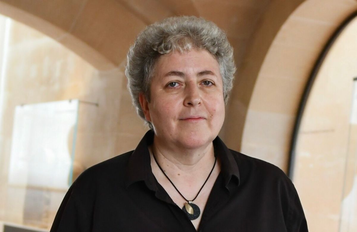 Hélène Guichard dans les salles du département des Antiquités égyptiennes du musée du Louvre. © Musée du Louvre. Nicolas Bousser