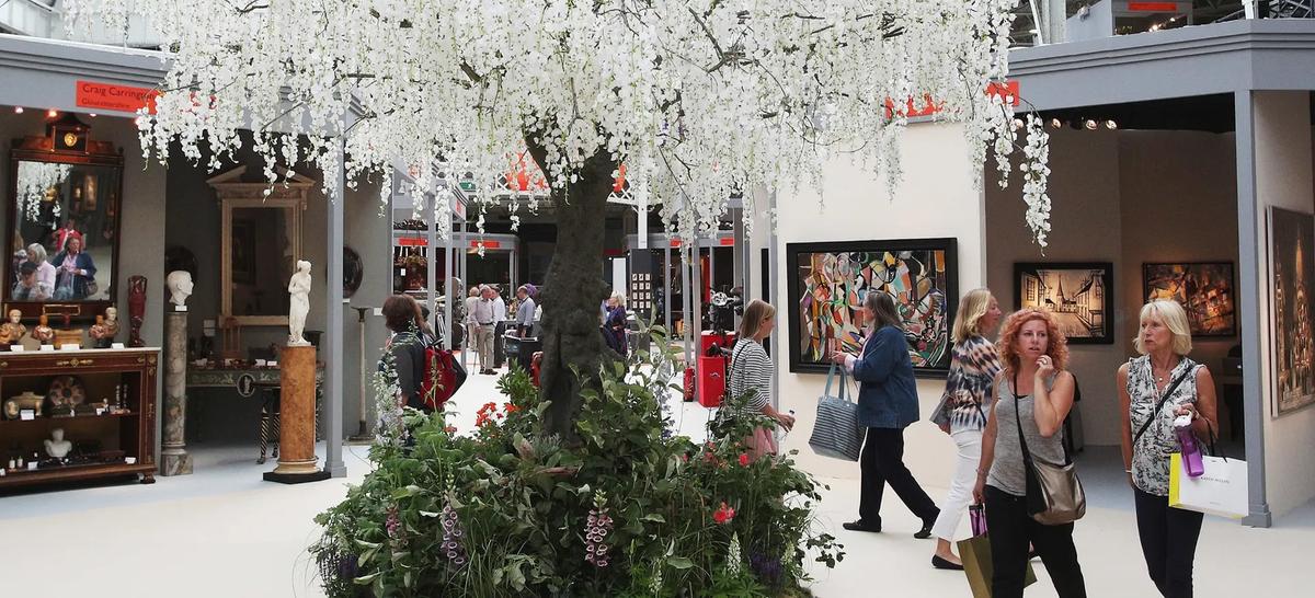 Vue d'une édition de la Art and Antiques Fair Olympia à Londres. Courtesy of Art and Antiques Fair Olympia