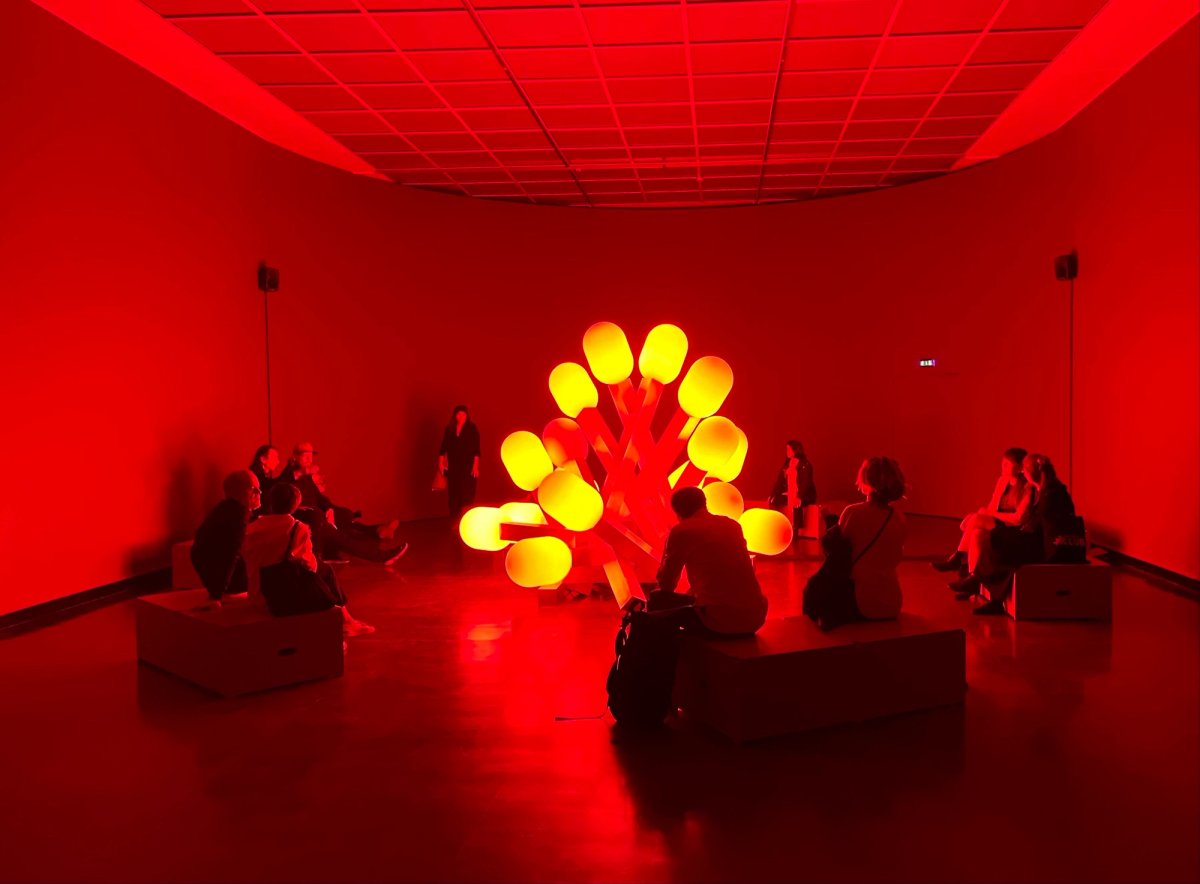 GRAU, Bonfire, 2022, verre et aluminium, dimensions variables. Vue de l'installation, Le Bonimenteur, Bergen Kunsthall. Photo : Philippe Régnier