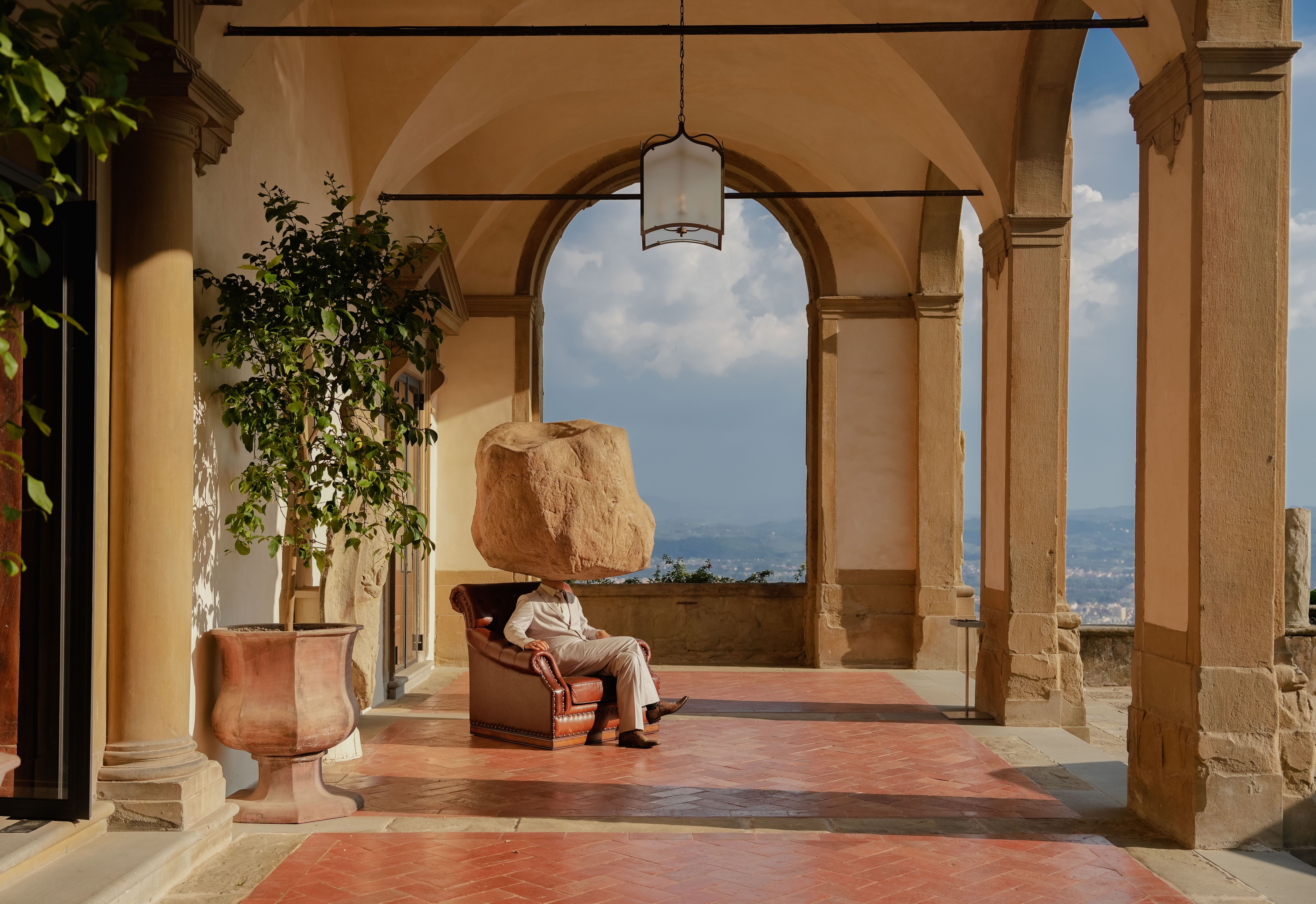 Sun Yuan & Peng Yu, Teenager & Teenager, 2011, simulation de sculpture, sofa, simulation de rocher, Villa San Michele, A Belmond Hotel, Fiesole, 2023. Photo Marco Valmarana