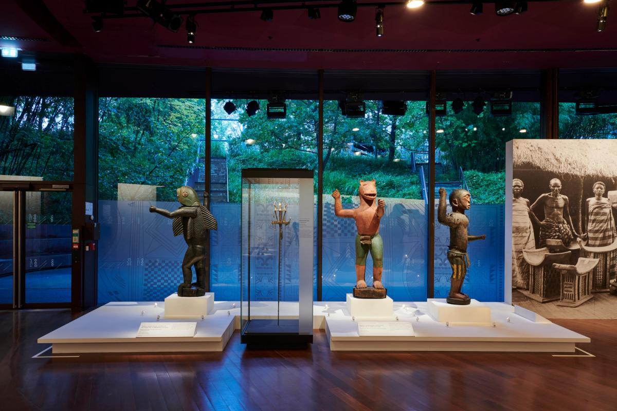 Vue de l'exposition « BÉNIN, la restitution de 26 œuvres des trésors royaux d’Abomey ». © Léo Delafontaine ; musée du quai Branly - Jacques Chirac
