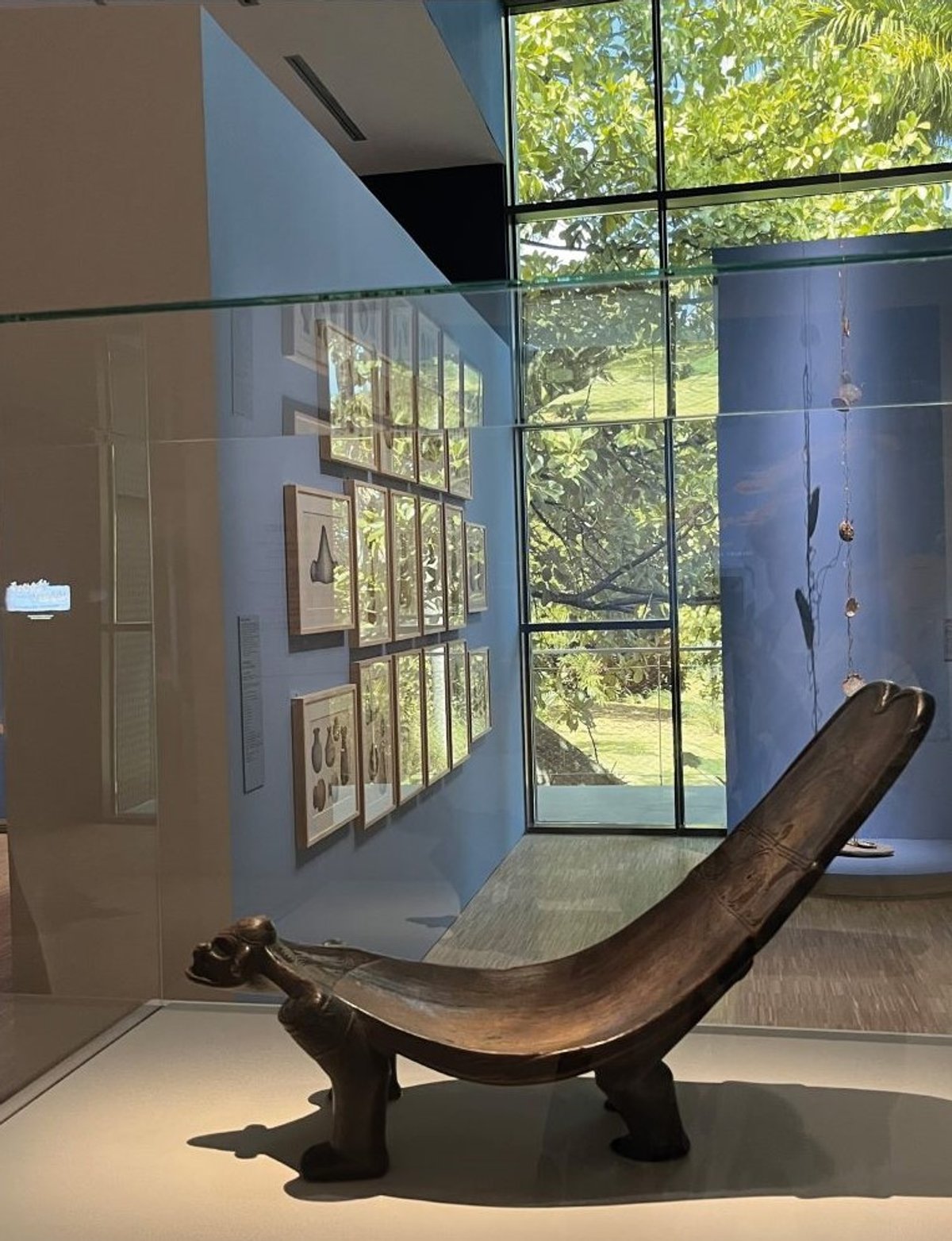 Vue de l’exposition «Aux origines de la Caraïbe. Taïnos & Kalinagos», Habitation Clément, Le François, 2025; au premier plan : duho, Grandes Antilles, Hispaniola, Taïno, entre 1280 et 1400, bois de gaïac, musée du quai Branly – Jacques Chirac, Paris. Courtesy de la Fondation Clément et du musée du quai Branly – Jacques Chirac. Photo BGS