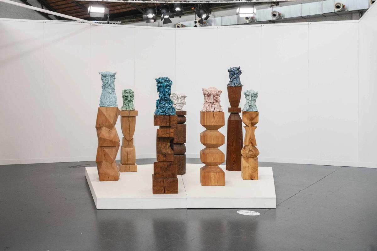 Ceramic Brussels 2026, pièces de Kevin Francis Gray, Secci gallery. © Geoffrey Fritsch