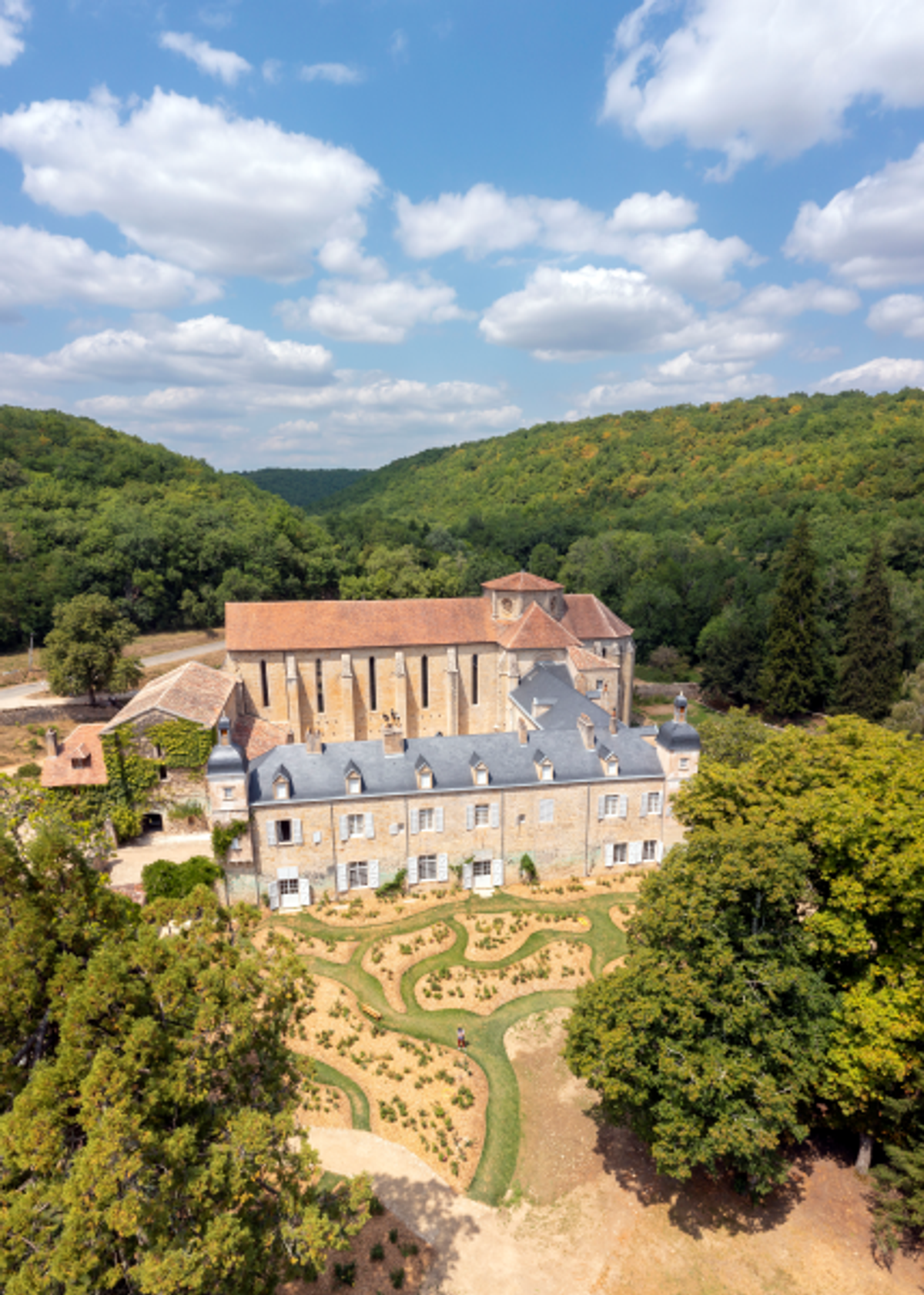 Vue aérienne de l’abbaye Notre-Dame de Beaulieu-en-Rouergue, côté sud. Photo CMN