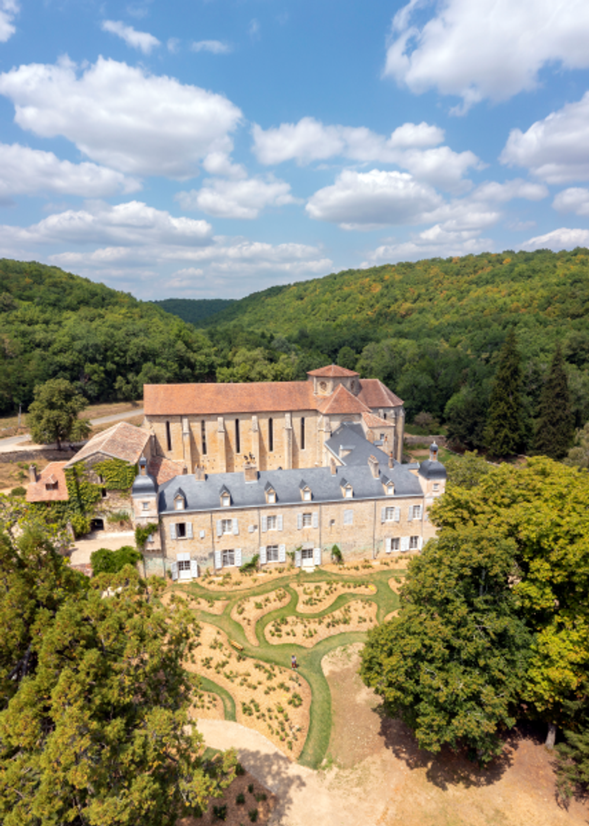 Vue aérienne de l’abbaye Notre-Dame de Beaulieu-en-Rouergue, côté sud. Photo CMN