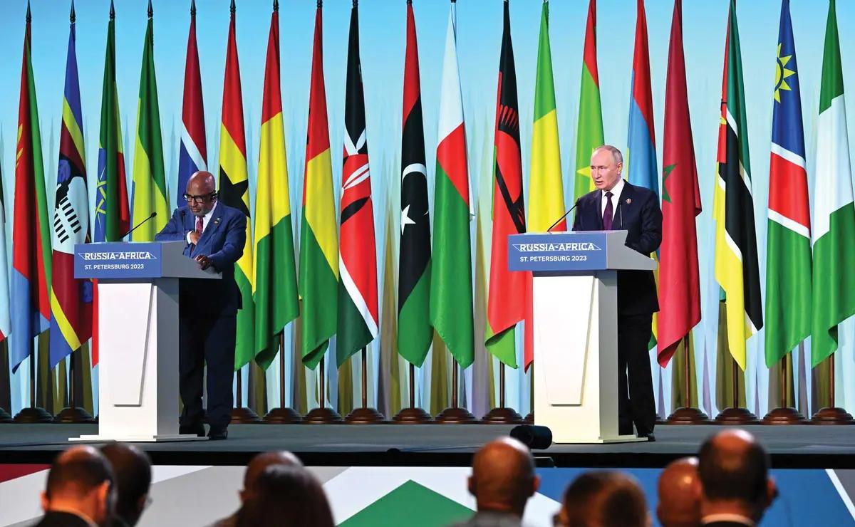 Azali Assoumani, président des Comores, et Vladimir Poutine, président de la Fédération de Russie, lors du sommet Russie-Afrique en juillet 2023. www.kremlin.ru. Photo : Pavel Bednyakov, Ria Novosti