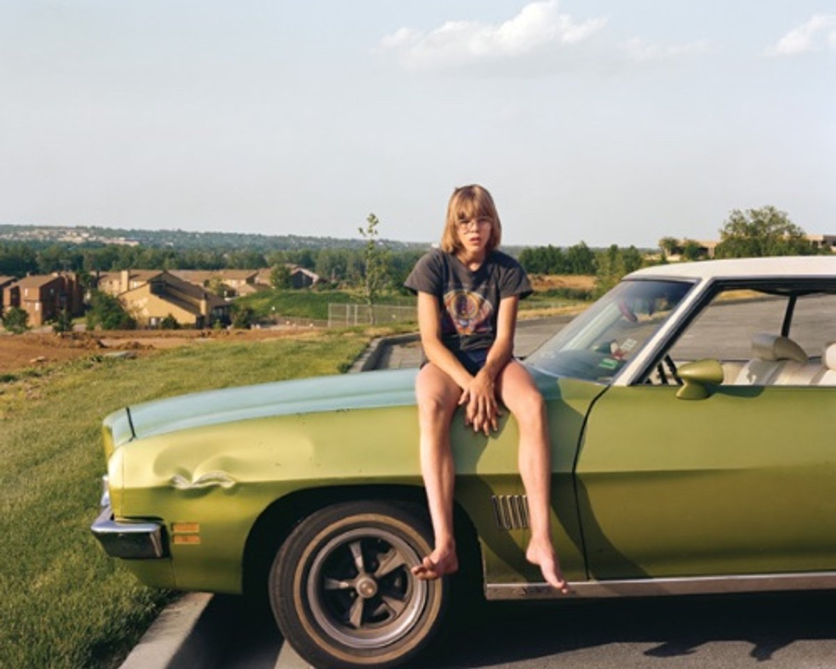 Joel Sternfeld, Kansas City, Kansas, série American Prospects, mai 1983, épreuve pigmentaire. © Joel Sternfeld