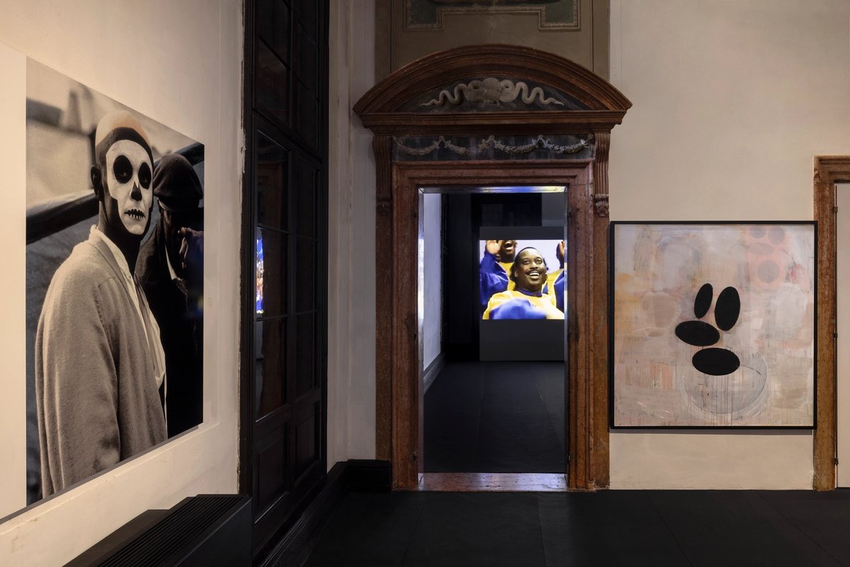 Vue de l’exposition « Helter Skelter » : à gauche, Arthur Jafa, Mickey Mouse Was a Scorpio, 2017, tirage chromogène ; à droite, Richard Prince, Untitled (Face), 2001, Fondazione Prada, Venise, 2026. Courtesy Fondazione Prada.
Photo : Andrea Rossetti