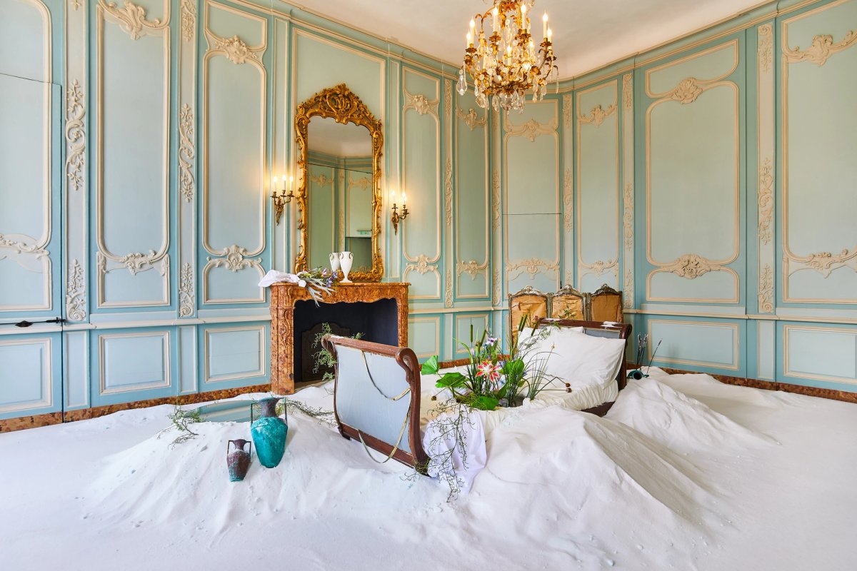 Bianca Bondi, L’Antichambre (Mythes de descente et de retour II), 2024. Vue de l’exposition « Habiter le Monde », Le Château – Centre d’Art Contemporain et du Patrimoine d’Aubenas, France, 2024. Courtesy de l’artiste et mor charpentier. © Adagp, Paris, 2024. Crédit photo : Laurent Lecat