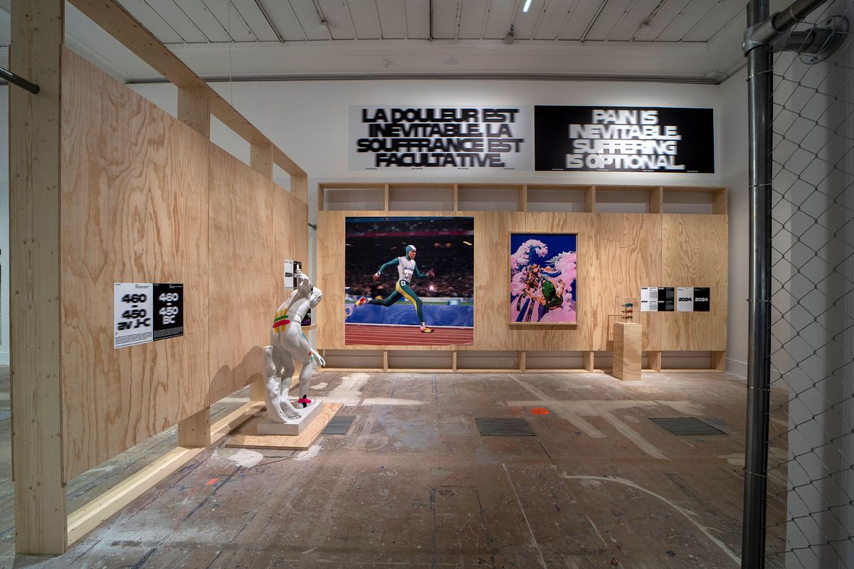 Vue de l’exposition « MATCH : Design & sport - une histoire tournée vers le futur », scénographie Konstantin Grcic. © Photo Didier Plowy pour GrandPalaisRmn, 2024