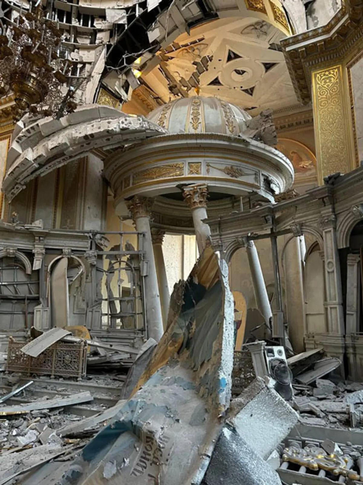 Vue de l’intérieur endommagé de la cathédrale de la Transfiguration à Odessa après le bombardement de la nuit du 22 au 23 juillet 2023. Courtesy du diocèse d’Odessa