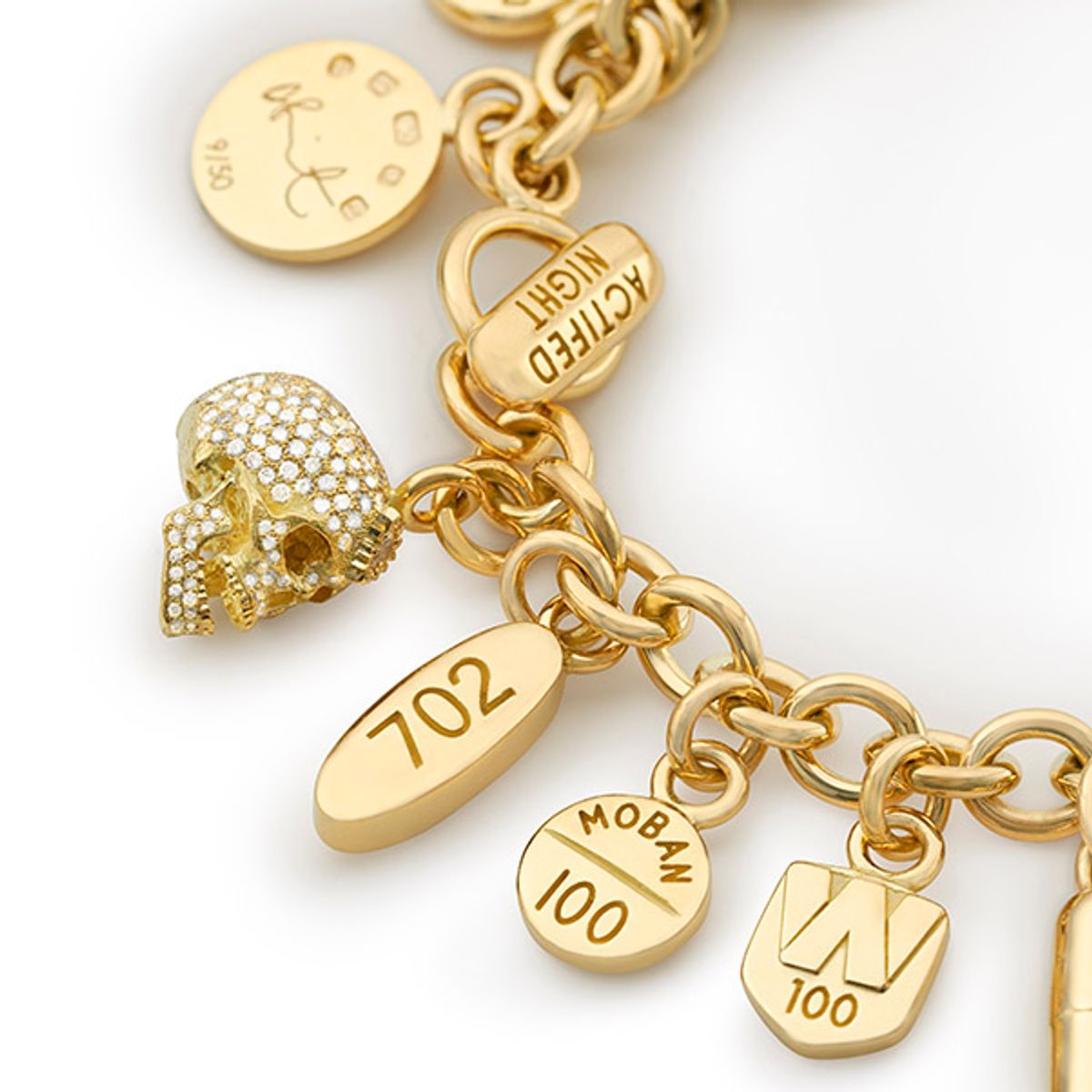 Damien Hirst, Pill Bracelet with Diamond Skull [détail], 2013, or jaune. Vente « To Beirut with Love » en ligne sur le site de Sotheby’s jusqu’au 15 décembre. Courtesy Sotheby's
