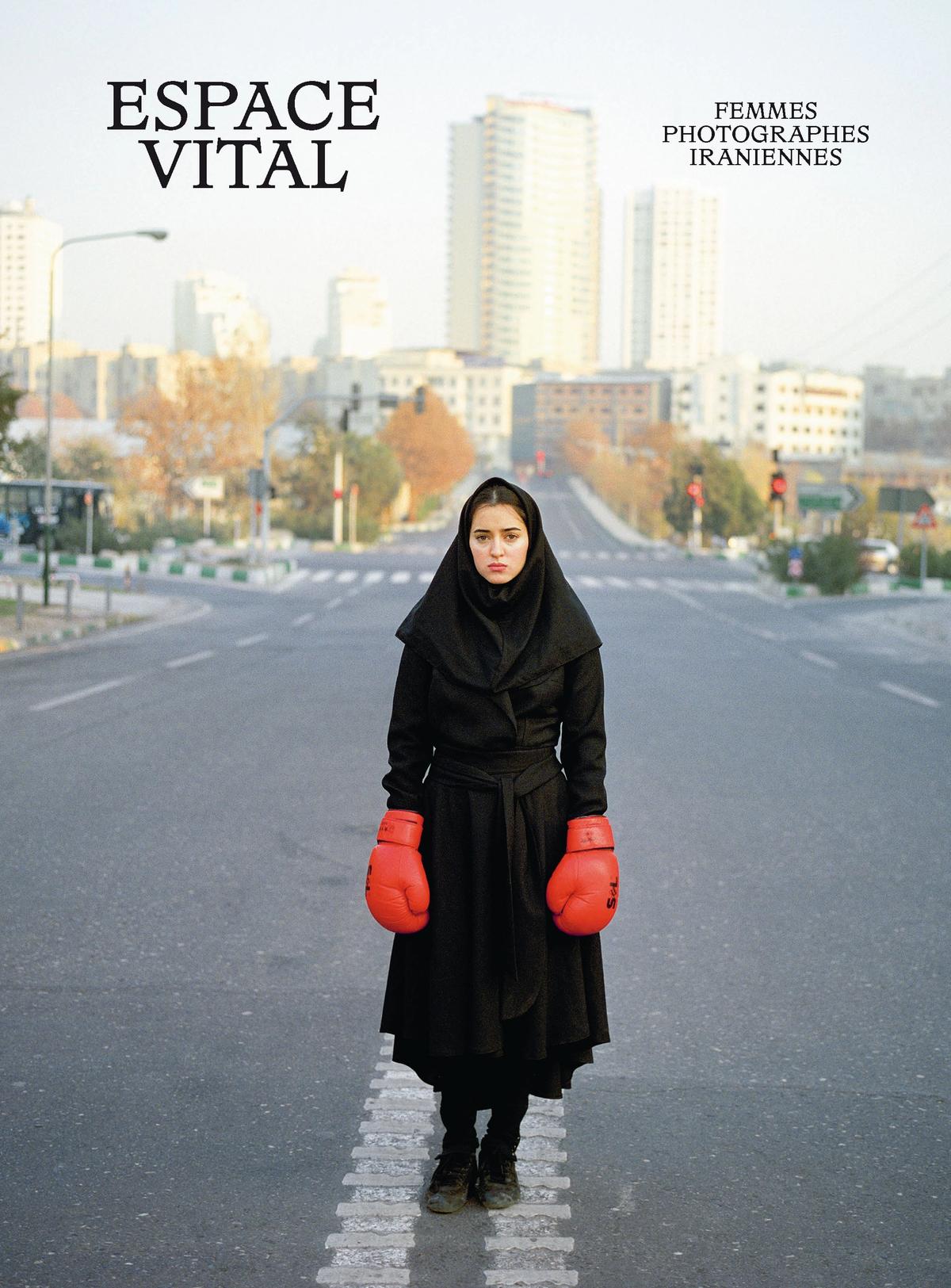 Couverture de l'ouvrage Espace vital : femmes photographes iraniennes aux éditions Textuel.