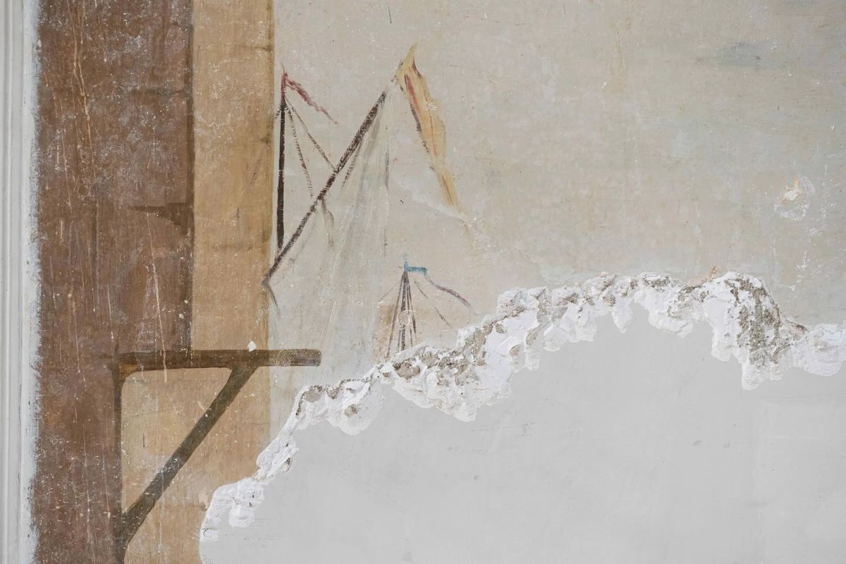 Détail de la peinture murale de Paul Cezanne, représentant des mâts de bateaux. Photo : © Ville d’Aix-en-Provence / Philippe Biolatto
