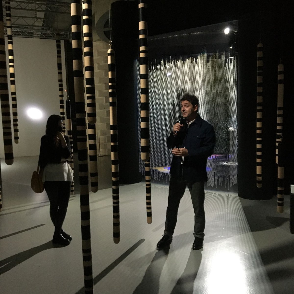 Au sein de l’installation de Marie-Sarah Adenis, l’artiste et Gaël Charbau, commissaire de l’exposition. © Stéphane Renault