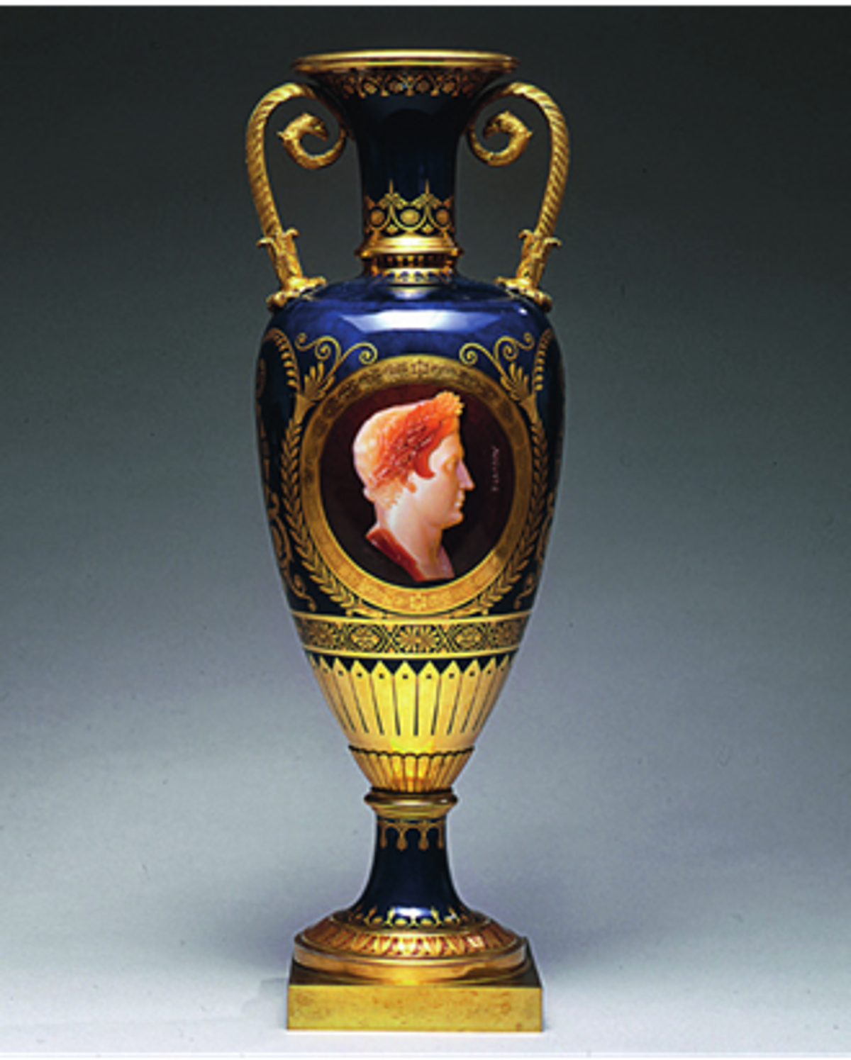 Vase fuseau au portrait de l’empereur Auguste, manufacture de Sèvres. Courtesy château de Fontainebleau