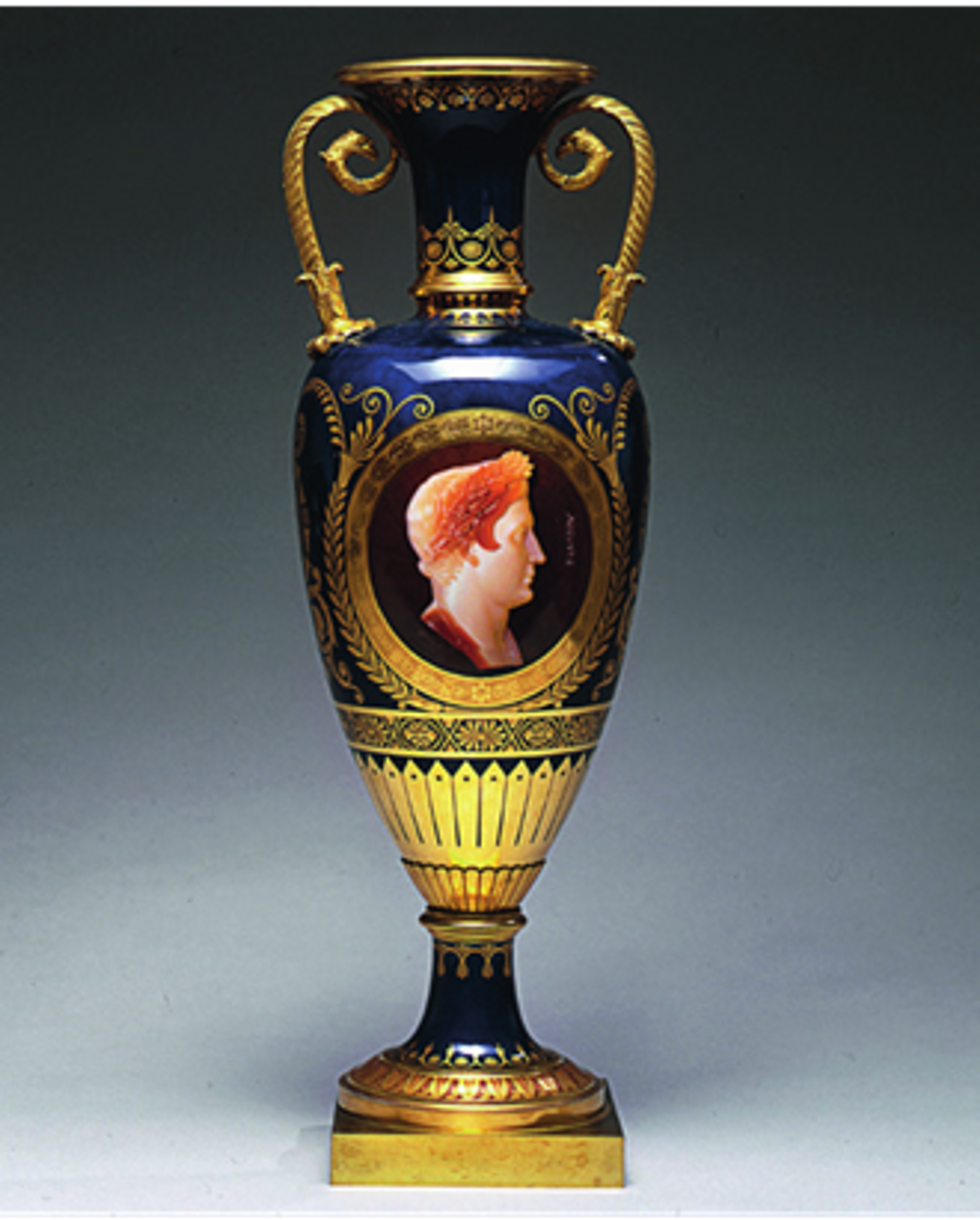 Vase fuseau au portrait de l’empereur Auguste, manufacture de Sèvres. Courtesy château de Fontainebleau