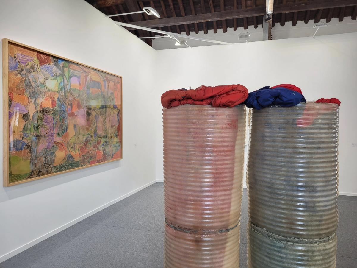 Les grands barils en plastique de June Crespo chez CarrerasMugica. Photo : A.C.