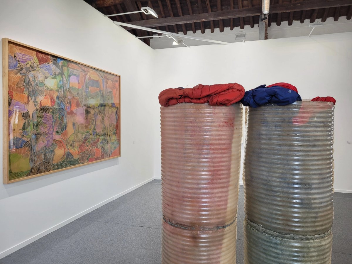 Les grands barils en plastique de June Crespo chez CarrerasMugica. Photo : A.C.