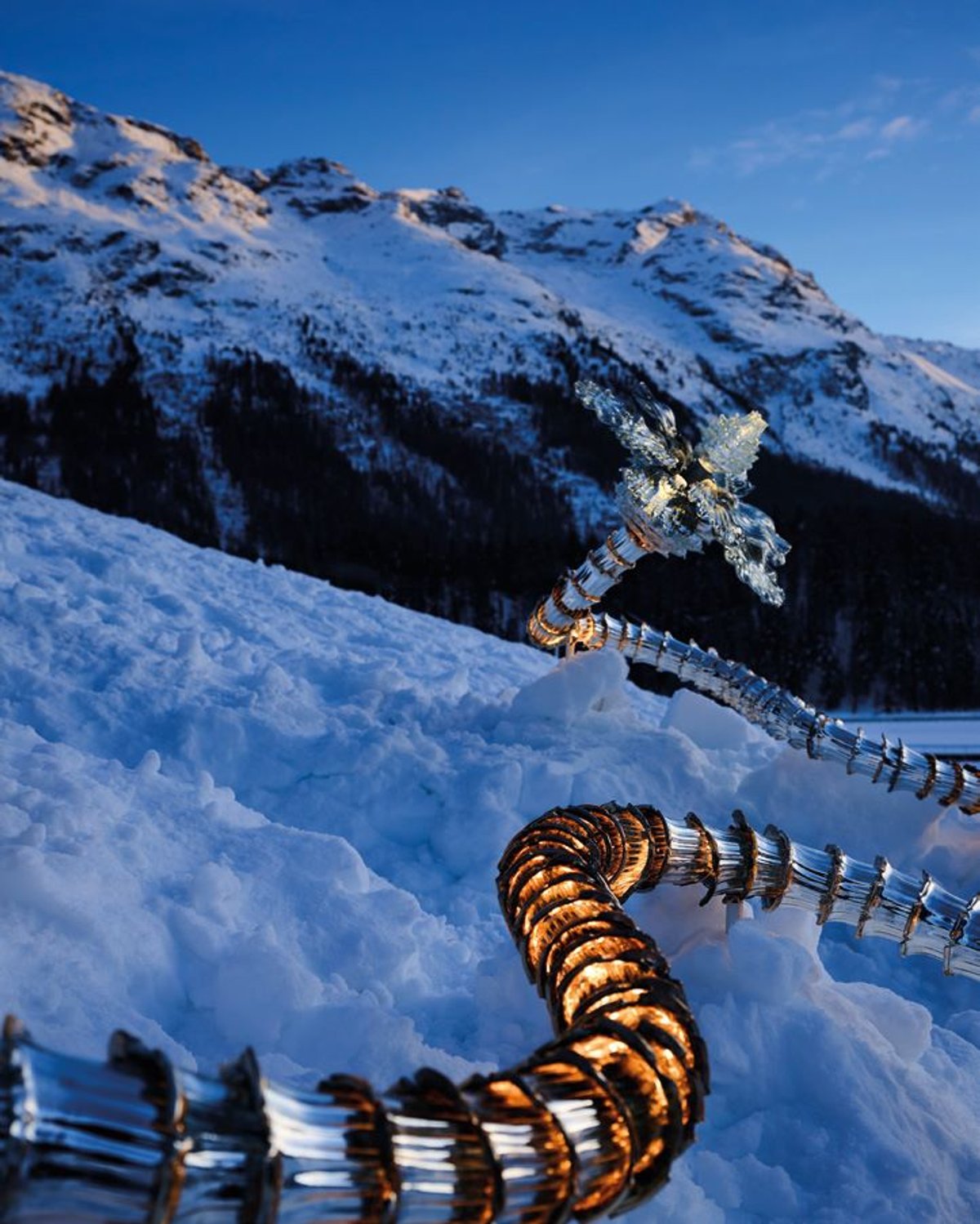 Christian Pellizzari, Frosted Mirror Syriacus, 2025, verre de Murano, acier et lampes, Nomad St. Moritz, hôtel Waldhaus Am See, Saint-Moritz, 2025. © Christian Pellizzari. Courtesy de Nilufar