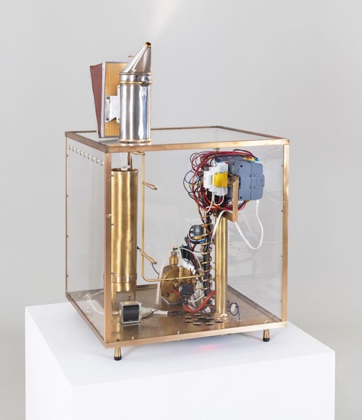 Francisco Tropa, Cheminée, 2025, contreplaqué peint, bronze patiné et sérigraphie. Courtesy de l’artiste et de la galerie Jocelyn Wolff. Photo Pedro Tropa