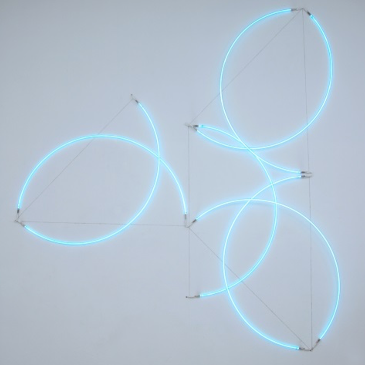 François Morellet, π baroco n°2 bleu, 1=45° (angles du même côté), 7 éléments, 2001, tubes de néons bleux, crayon gras sur le mur. © Estate Morellet