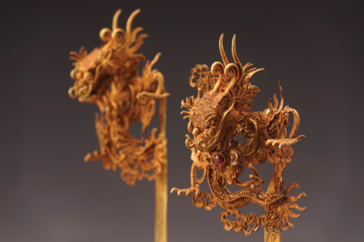 Épingles à cheveux à décor de dragon, Dynastie Ming (1368-1644), filigrane d’or serti de rubis, Xi’an Qujiang Museum of Fine Arts.
Courtesy de Peter Viem Kwok’s Dong Bo Zhai Collection
