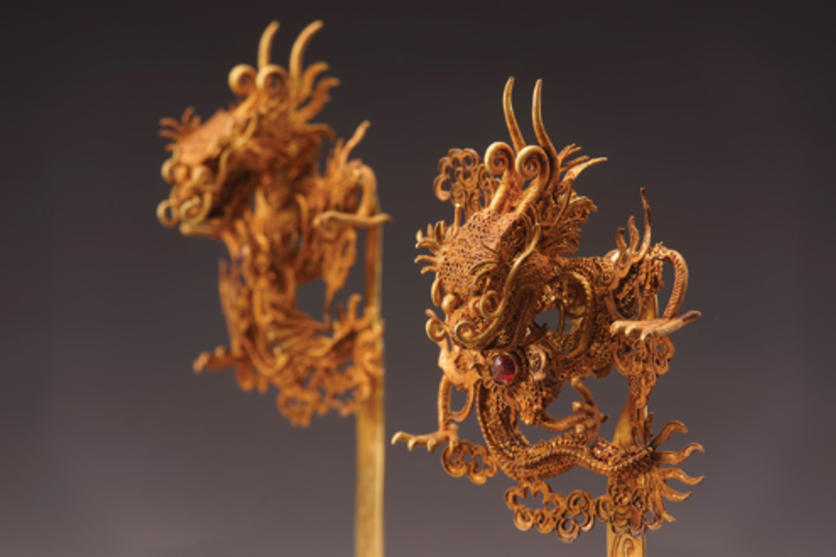 Épingles à cheveux à décor de dragon, Dynastie Ming (1368-1644), filigrane d’or serti de rubis, Xi’an Qujiang Museum of Fine Arts. 

Courtesy de Peter Viem Kwok’s Dong Bo Zhai Collection