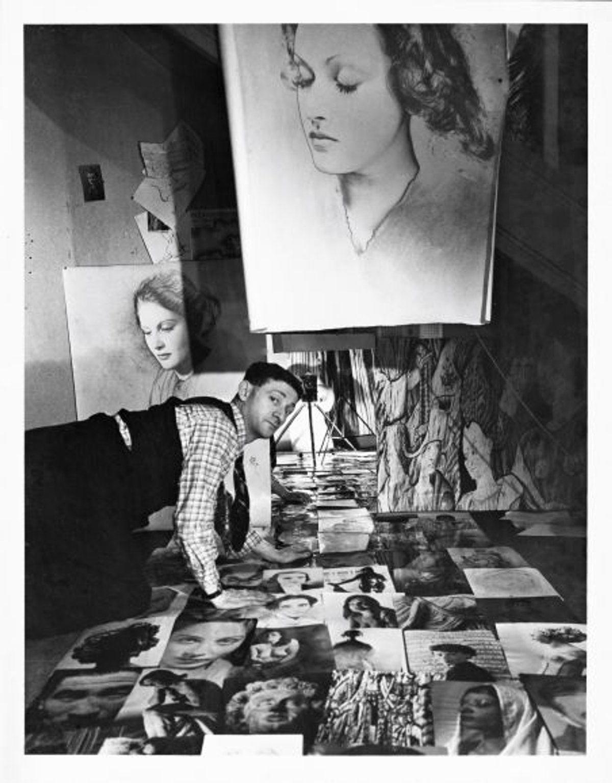 Erwin Blumenfeld, Self-Portrait in the Photography Studio of the rue Delambre, Paris, 1939, photographie noir et blanc.
© The Estate of Erwin Blumenfeld 2022