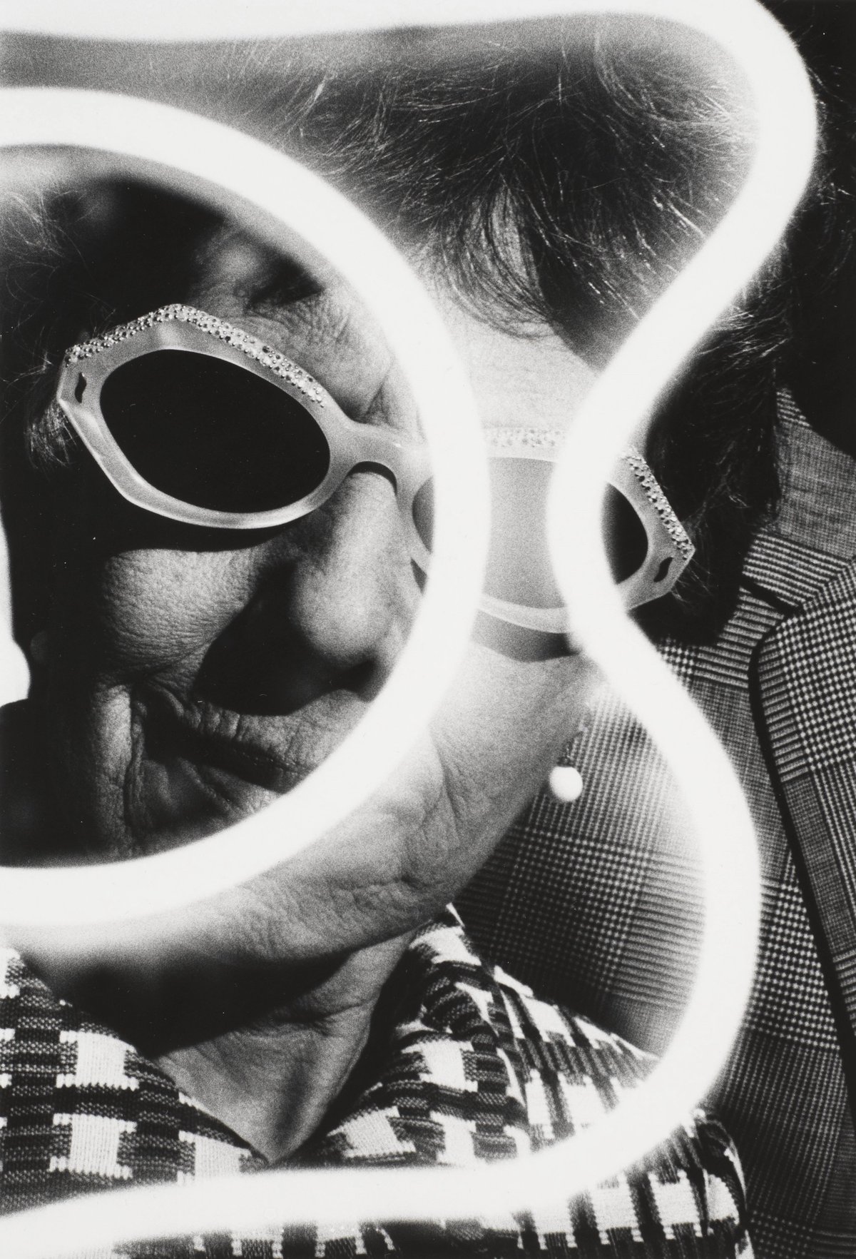 Barbara Crane, Neon Series, 1969, épreuve gélatino-argentique, 24 x 18 cm. Collection Musée national d’art moderne, Centre Pompidou, Paris. © Barbara B. Crane Trust. © Centre Pompidou, Joseph Banderet