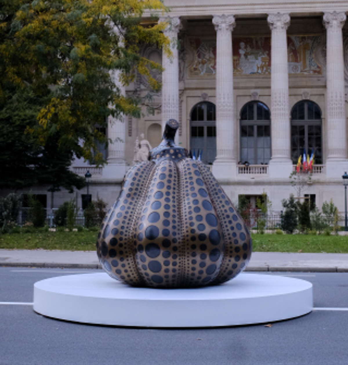 Yayoi Kusama, Pumpkin (L), 2014, installation in situ à Paris, à l'occasion d'Art Basel Paris 2024.
© Louane Lallemant