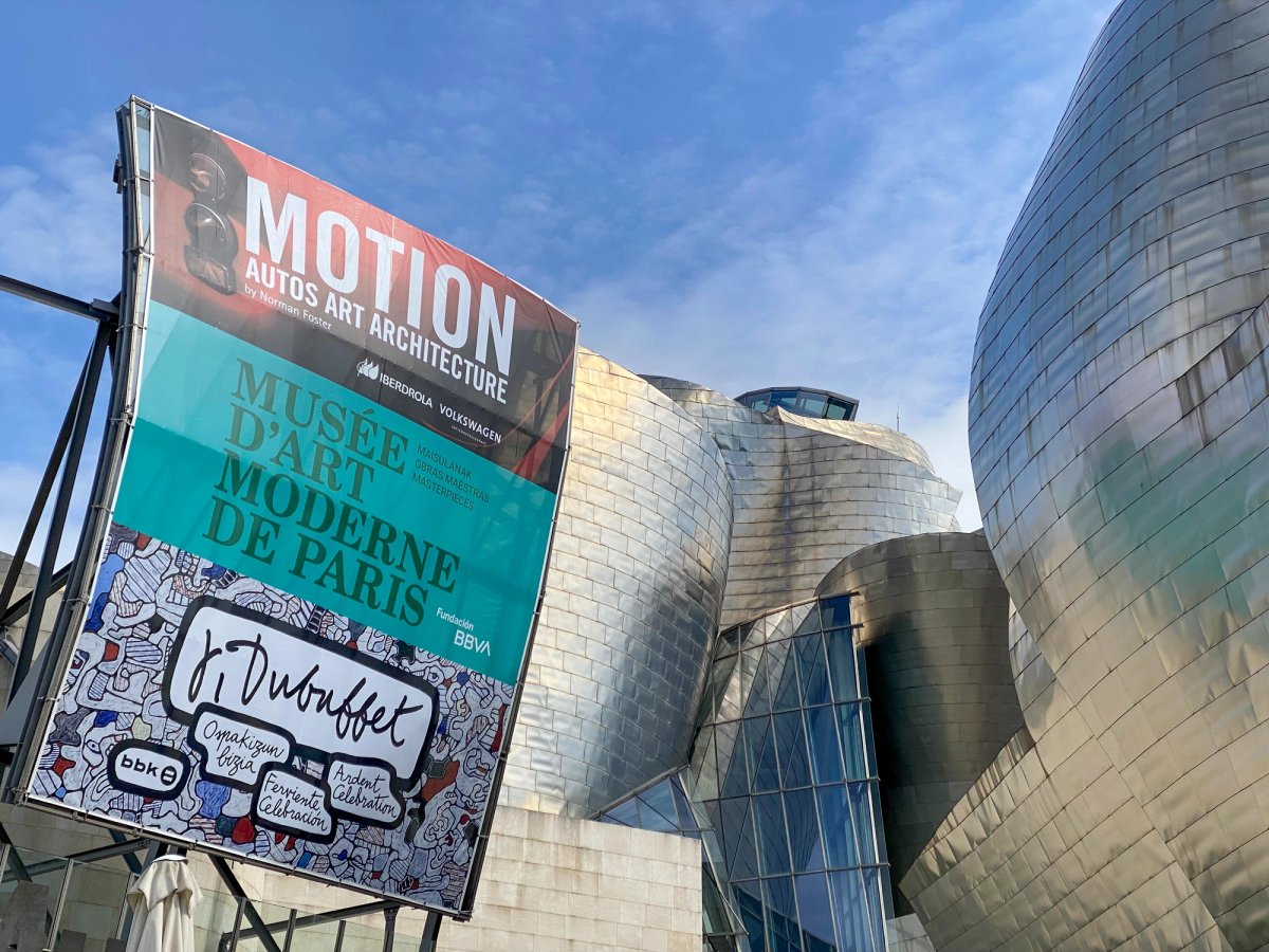 Toile d’annonce des expositions devant l’entrée du Museo Guggenheim Bilbao, 2022. © Museo Guggenheim Bilbao 2022