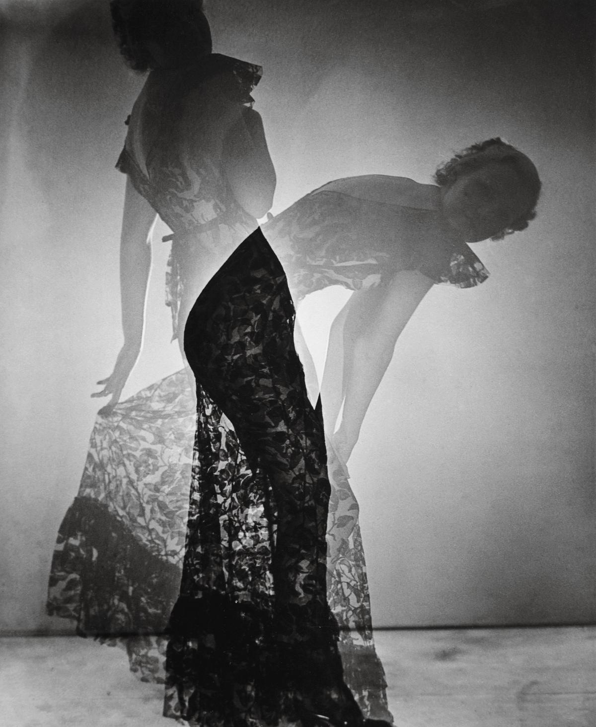 Man Ray, Déshabillé en contre-jour, 1935, surimpression photographique. © Man Ray 2015 Trust