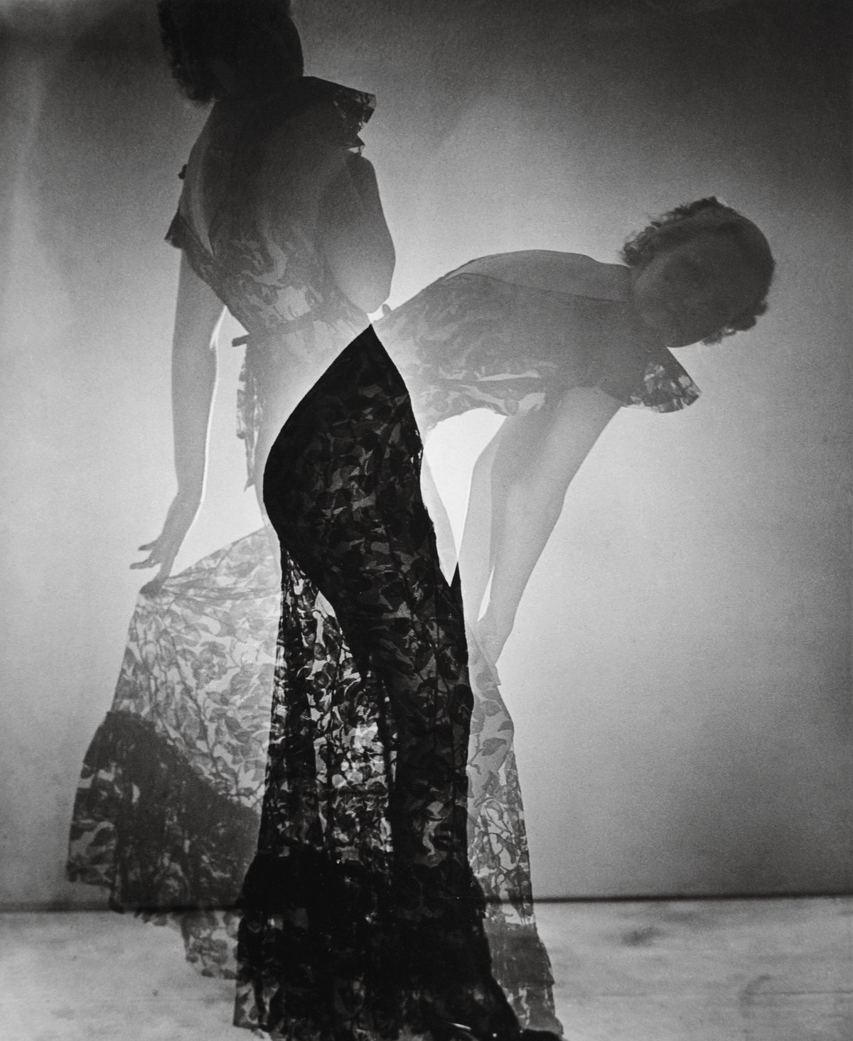 Man Ray, Déshabillé en contre-jour, 1935, surimpression photographique. © Man Ray 2015 Trust