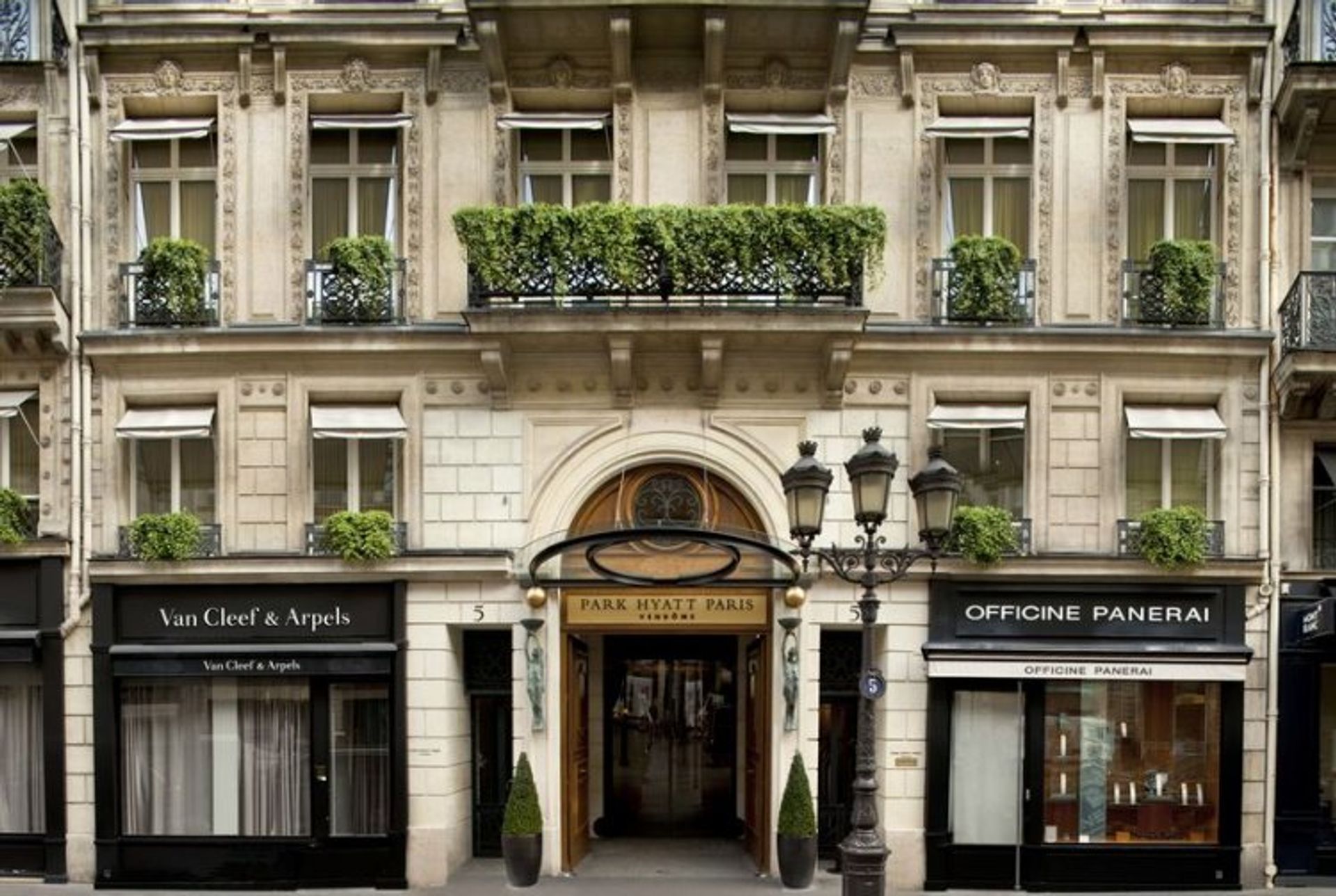 L'entrée de l'hôtel Park Hyatt place Vendôme à Paris. Photo : D.R.
