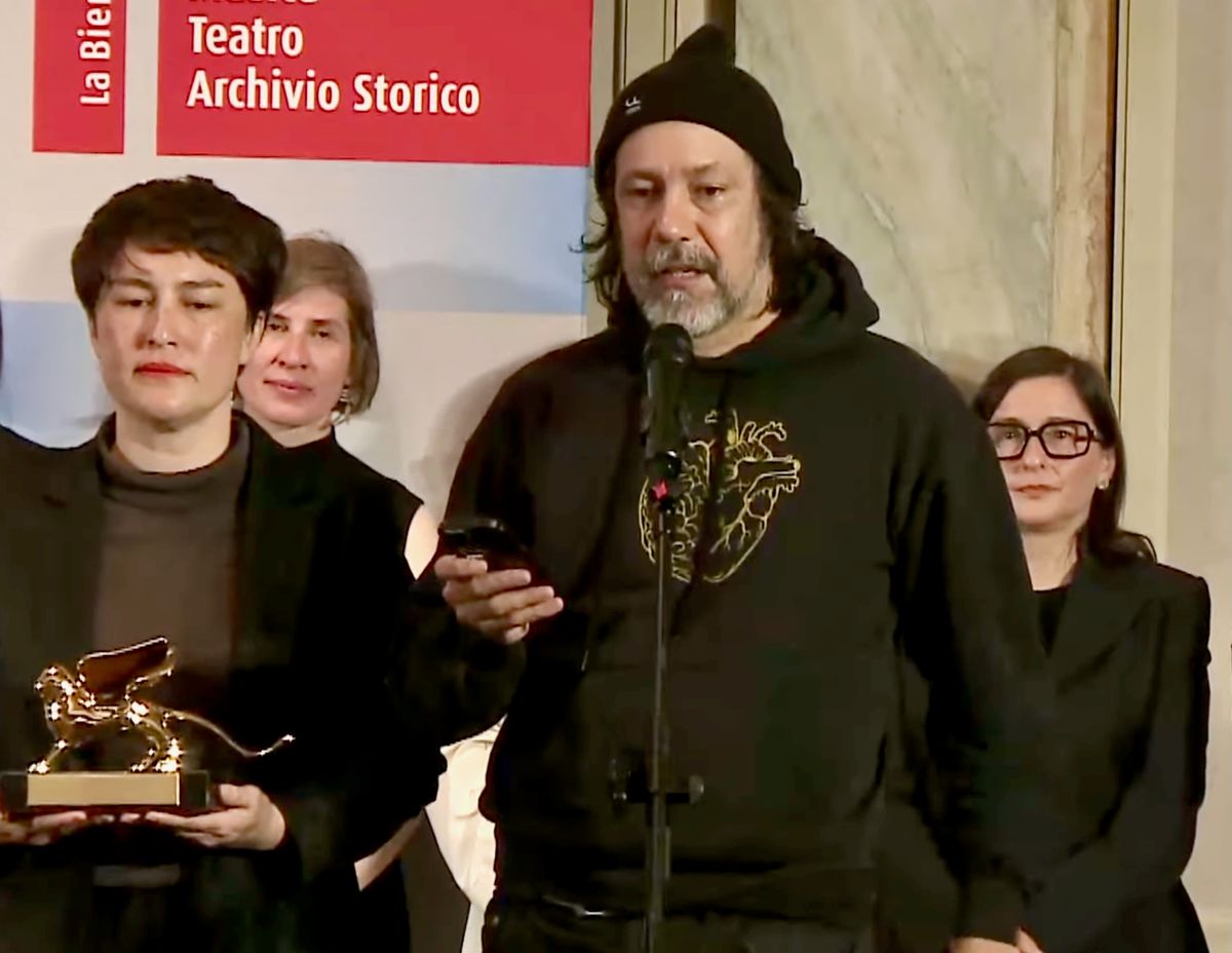 Archie Moore prononçant son discours le 20 avril 2024 après avoir reçu le Lion d’or pour la meilleure participation nationale (Pavillon de l'Australie). Courtesy Biennale de Venise